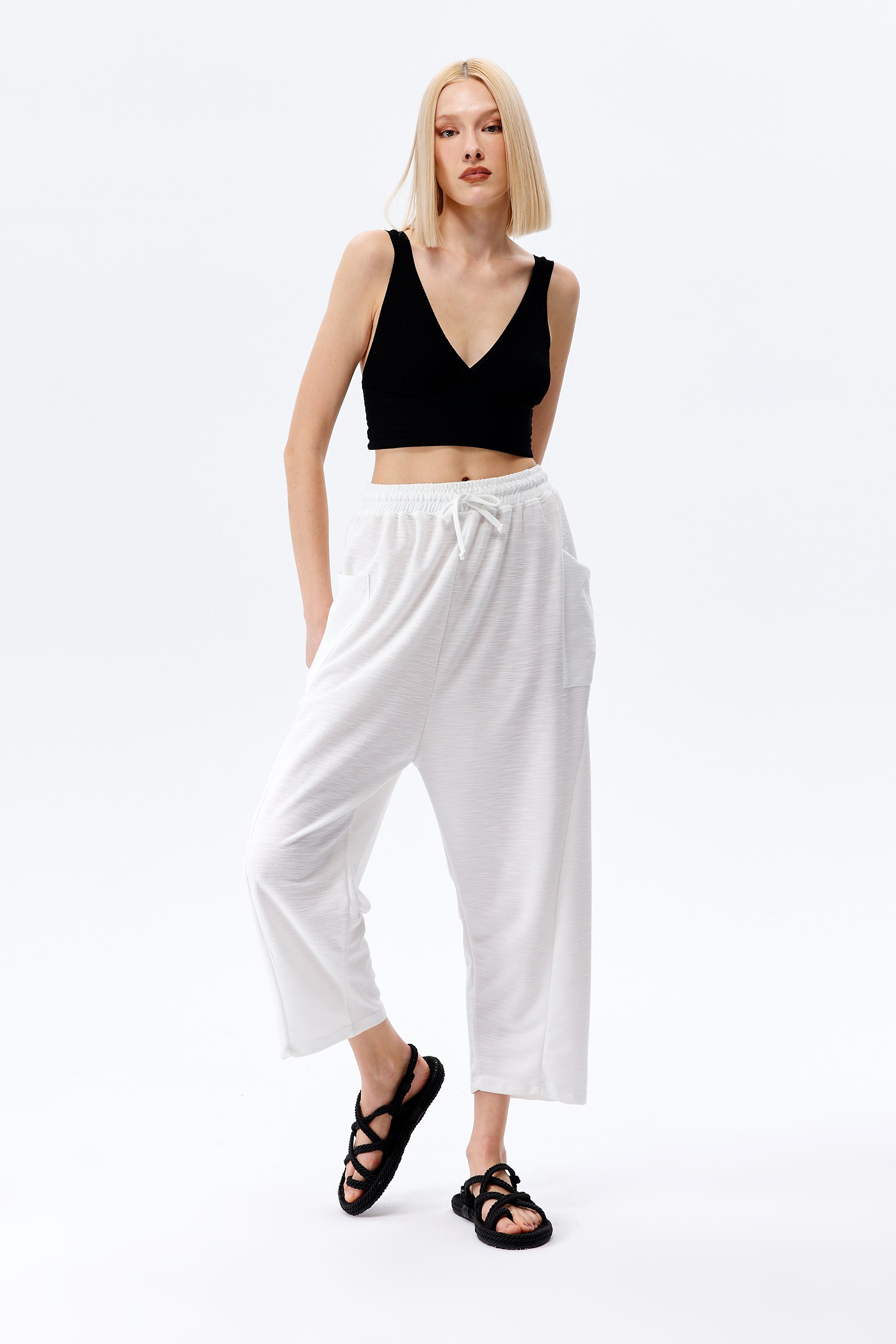 DERİN V YAKALI ASKILI CROP