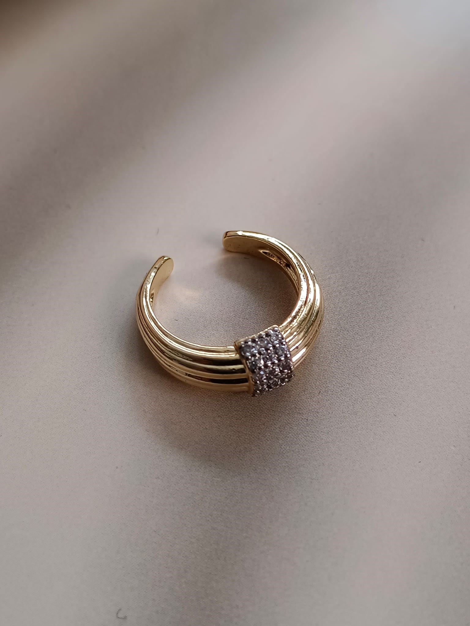 Zirkon Taşlı Gold Earcuff