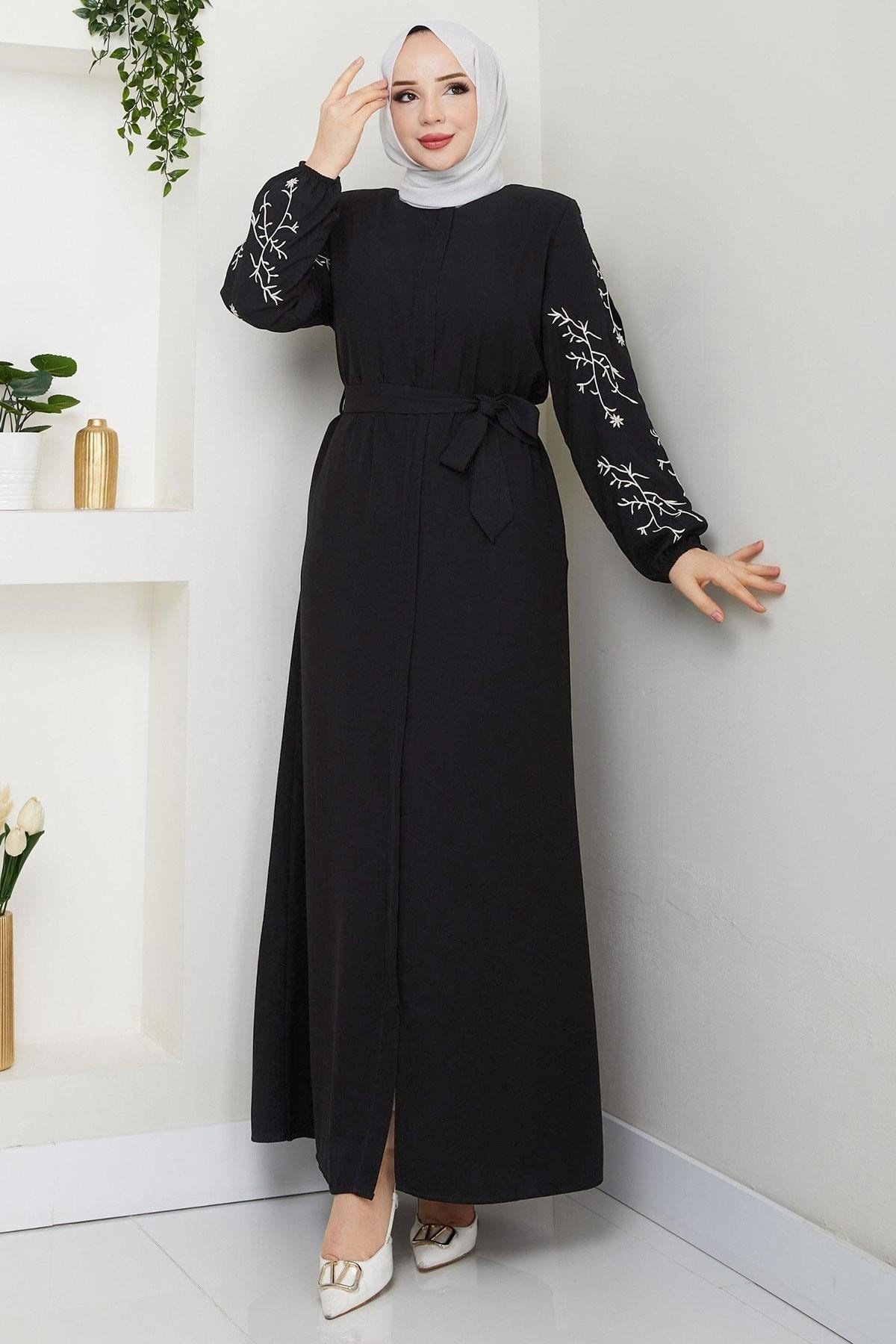 Kolları Çiçek Nakışlı Kuşaklı Ferace Siyah HM2727