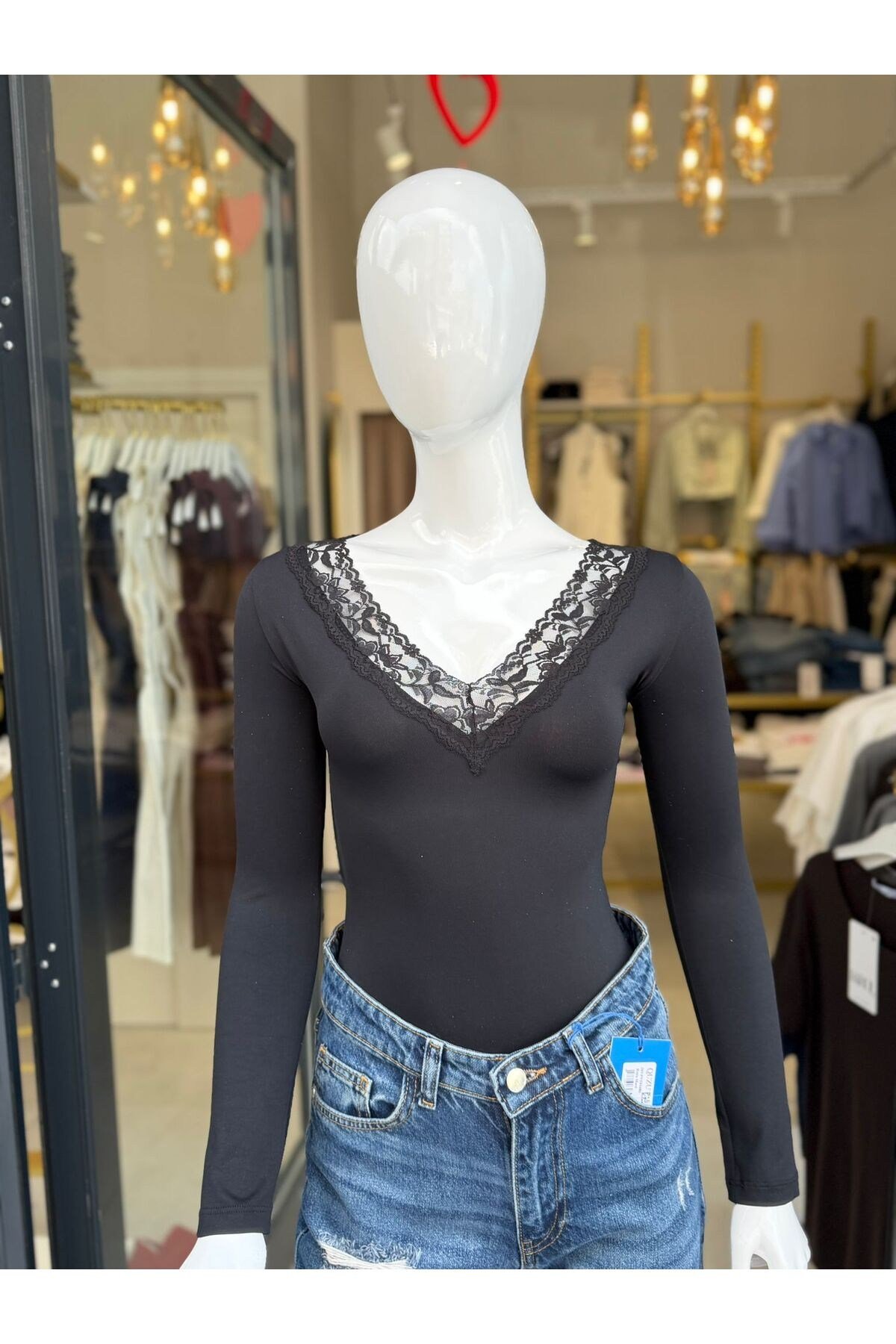 Dantel Yaka Uzun Kollu T-Shirt – V Yaka Şık Kadın T-Shirt
