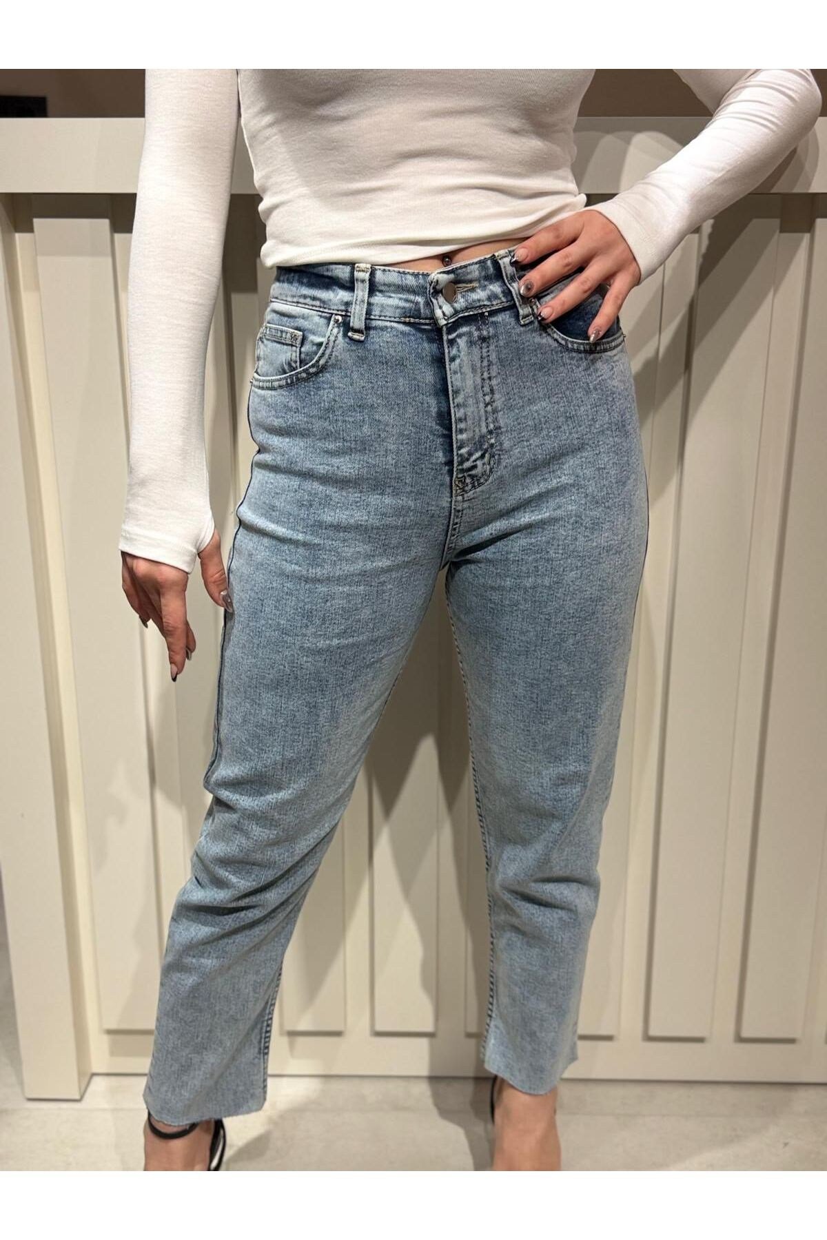 Kadın Açık Mavi Yüksek Bel Mom Fit Kot Pantolon – Günlük Rahat Kesim Jean