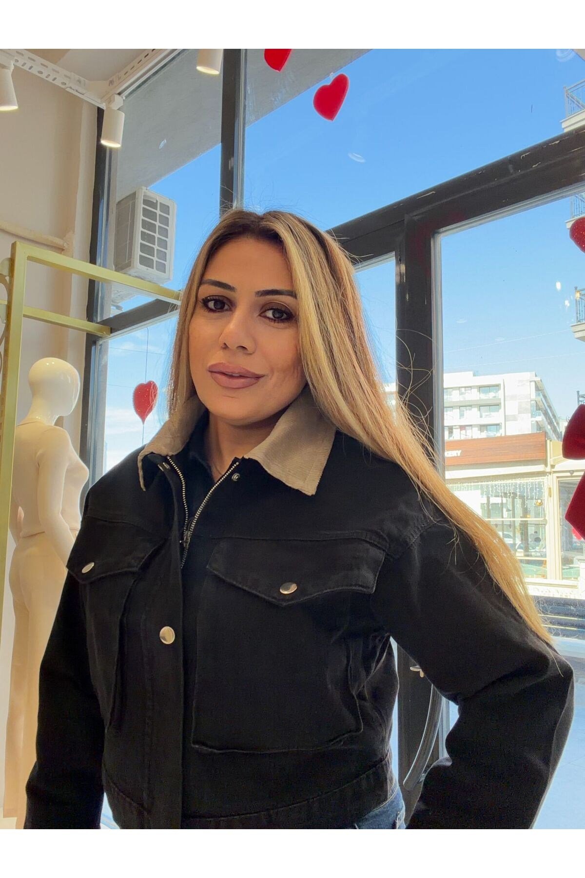 Kadın Siyah Kot Ceket Bej Kadife Yaka Detaylı Çıtçıtlı Kısa Denim Ceket