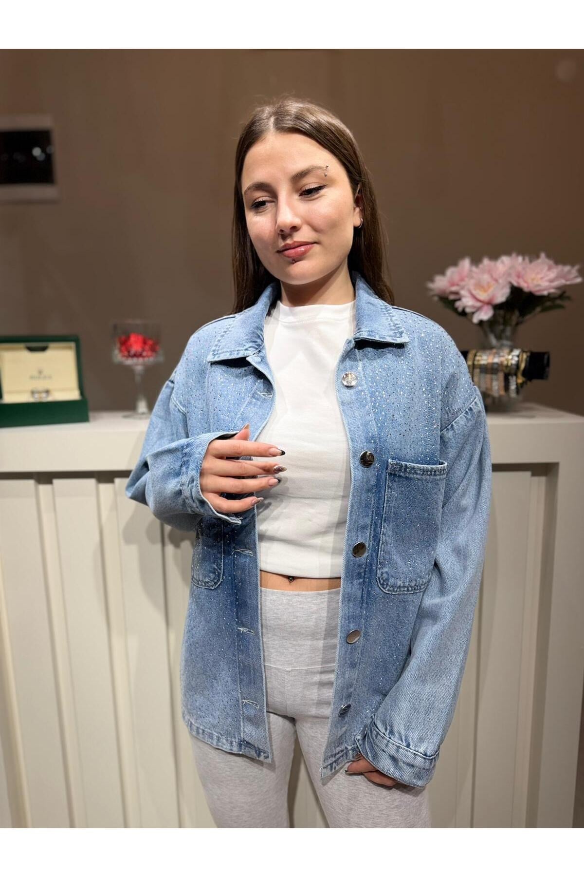Kadın Taş Detaylı Oversize Kot Ceket – Açık Mavi Düğmeli Jean Ceket