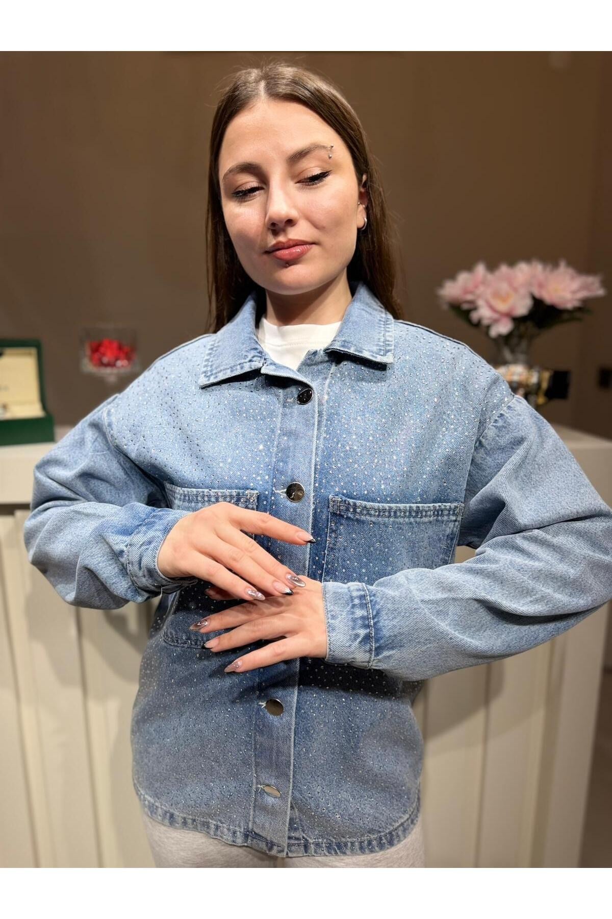 Kadın Taş Detaylı Oversize Kot Ceket – Açık Mavi Düğmeli Jean Ceket