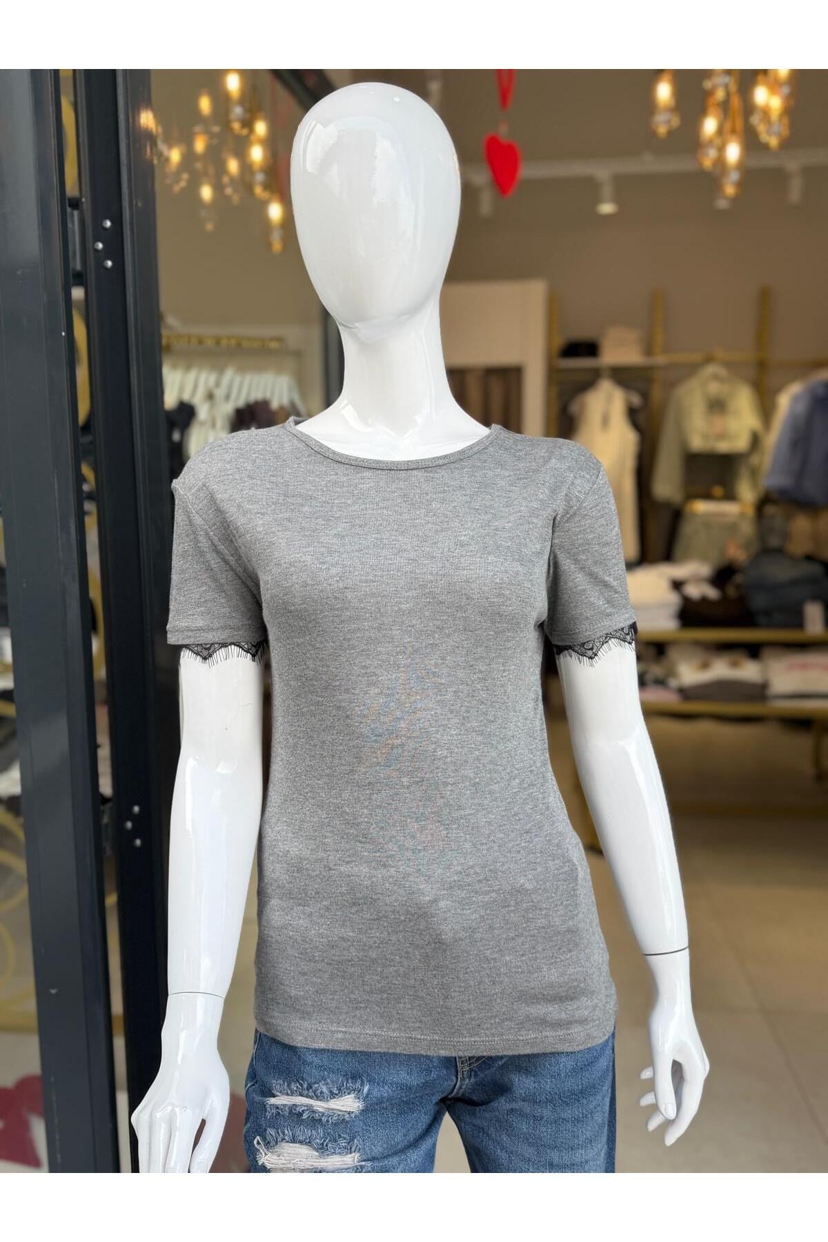 Kolu Dantel Detaylı Basic T-Shirt – Kısa Kollu Günlük Kadın T-Shirt
