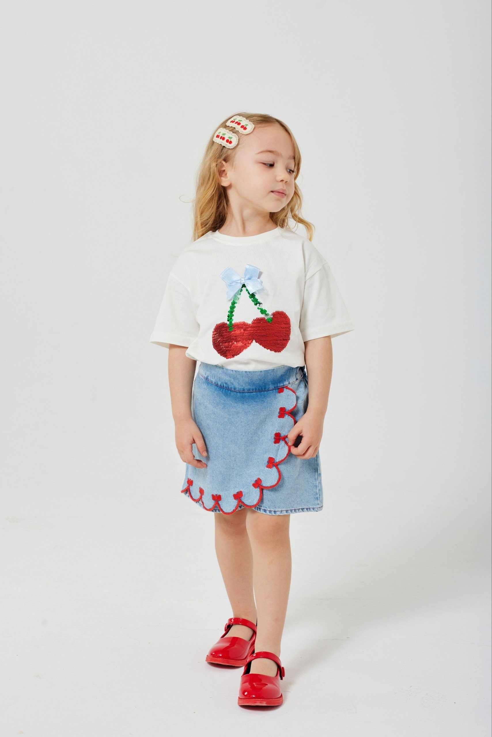 Kız Çocuk Kiraz Desenli Payetli Tshirt Nakışlı Denim Şort Etekli Takım