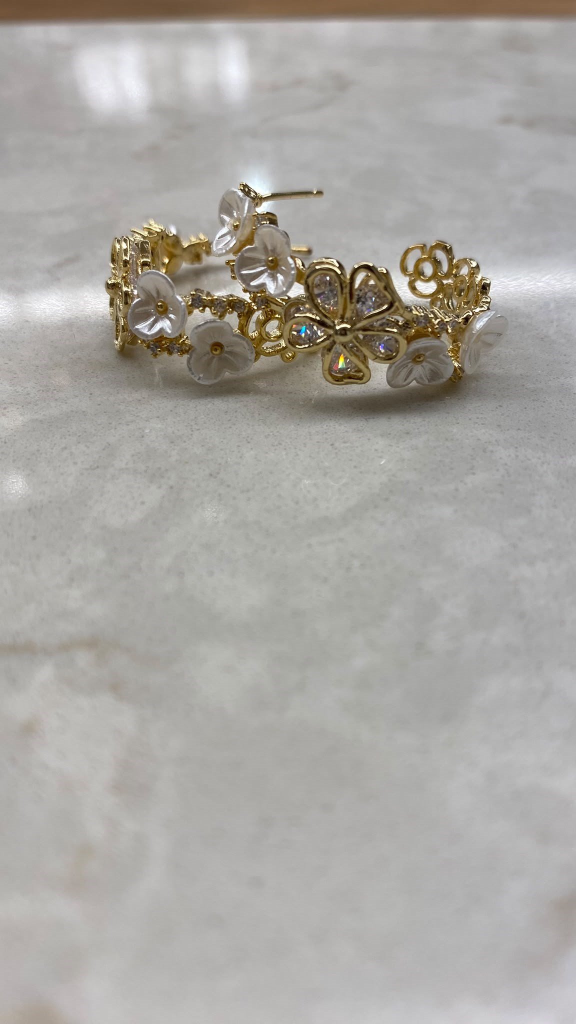 Beyaz Çiçek Detaylı Gold Küpe