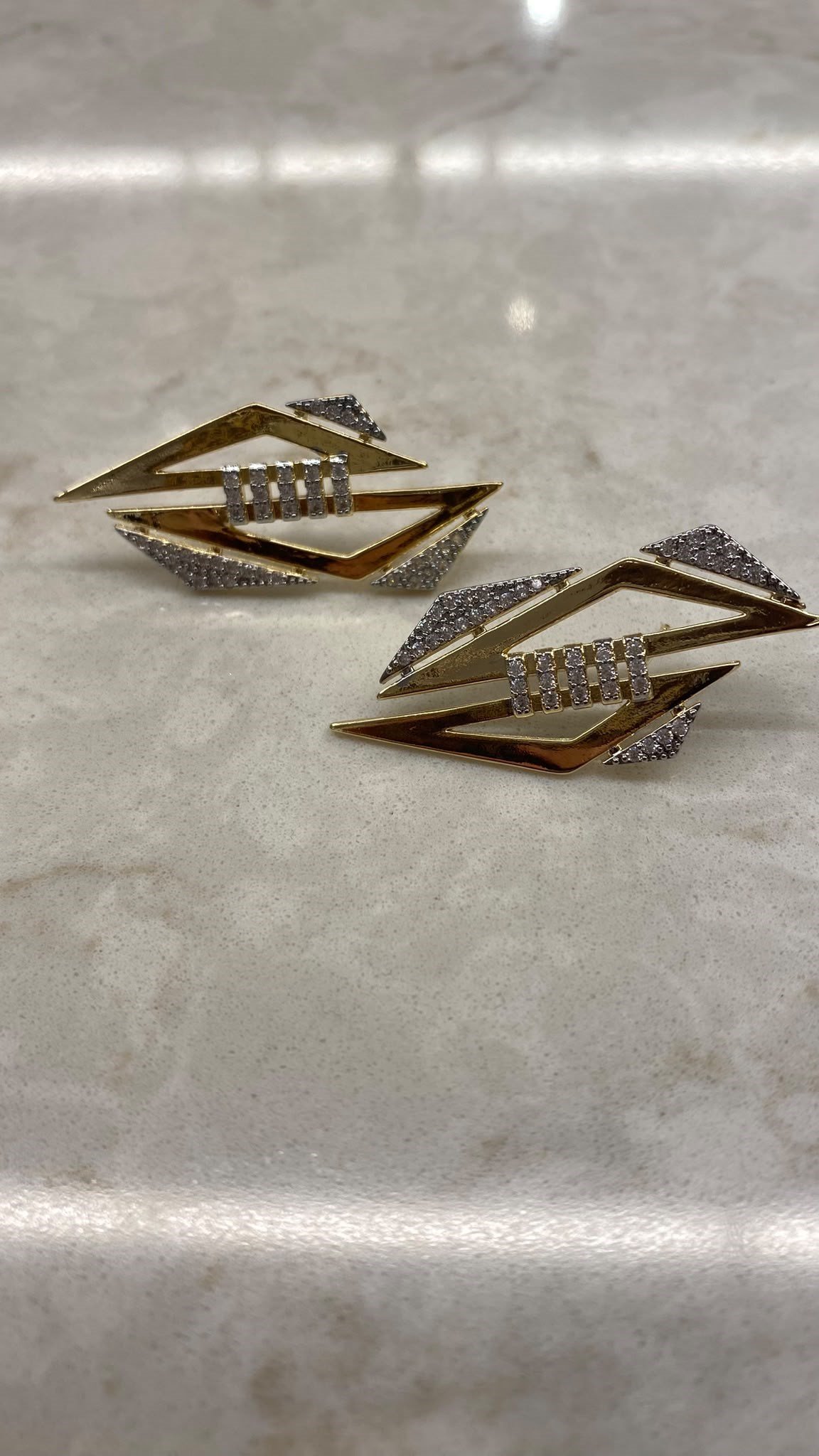 Geometrik Şekilli Taşlı Gold Küpe