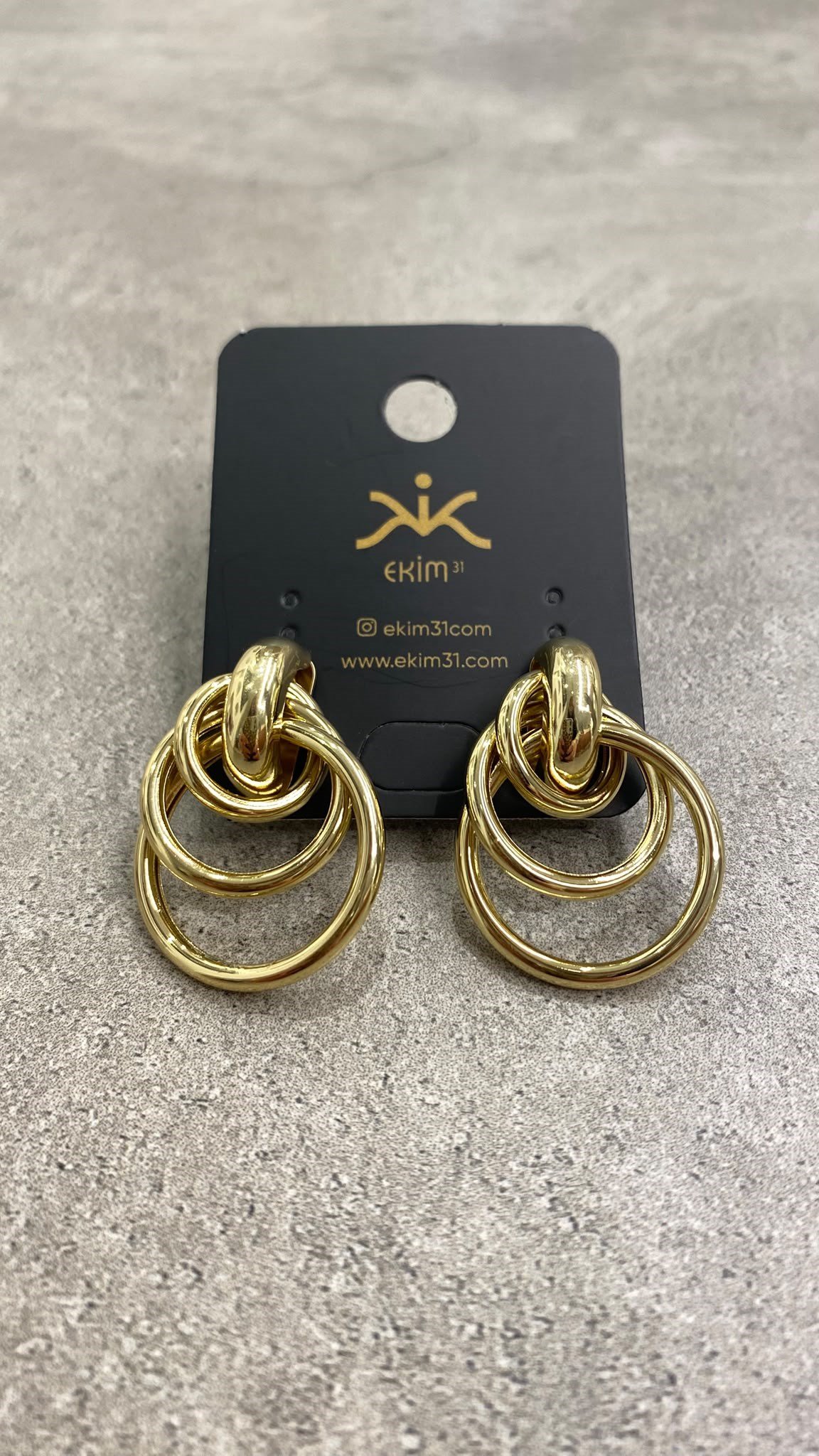 Gold Halka Geçmeli Küpe