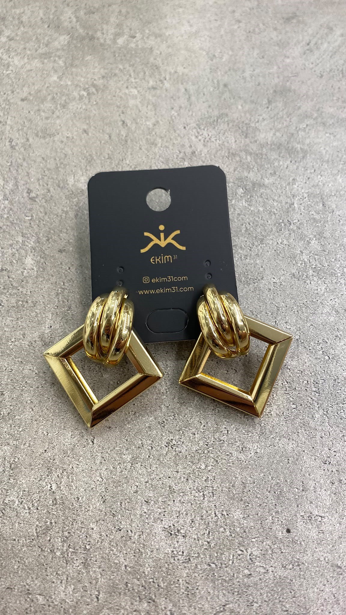 Kare Sallantılı Gold Küpe
