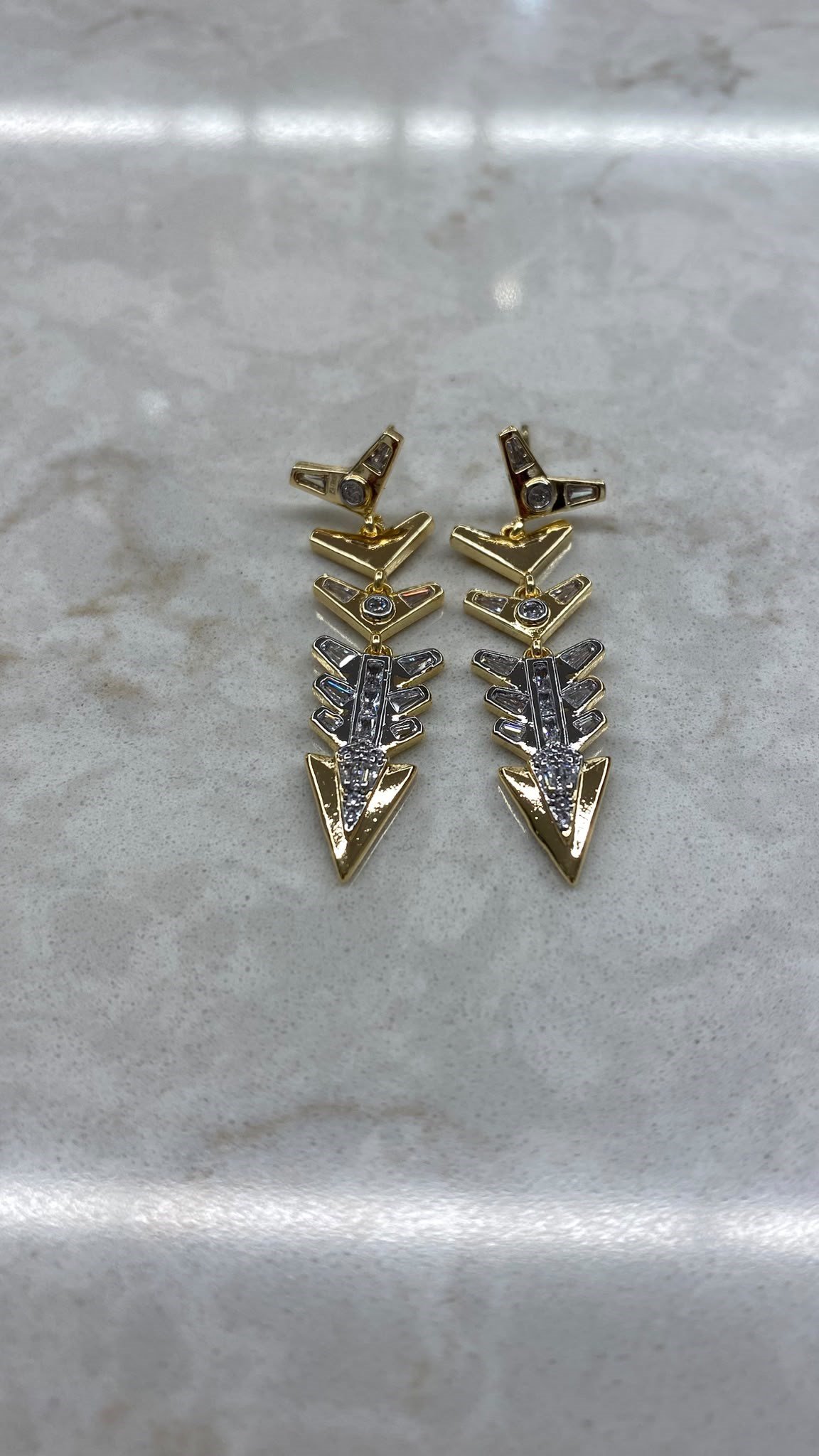 Kılçık Model Taşlı Gold Küpe