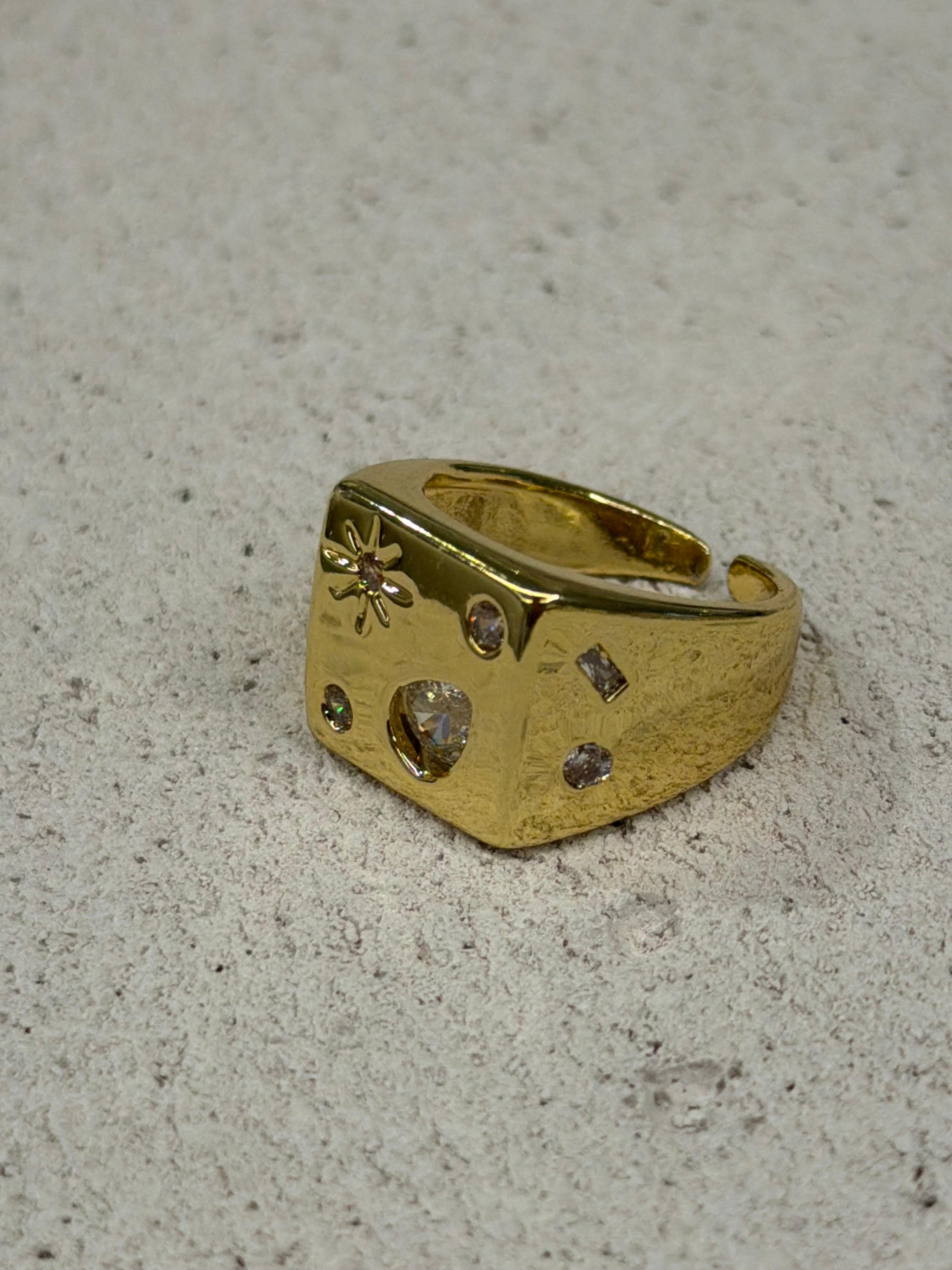Minik Taş Detaylı Gold Kare Yüzük 