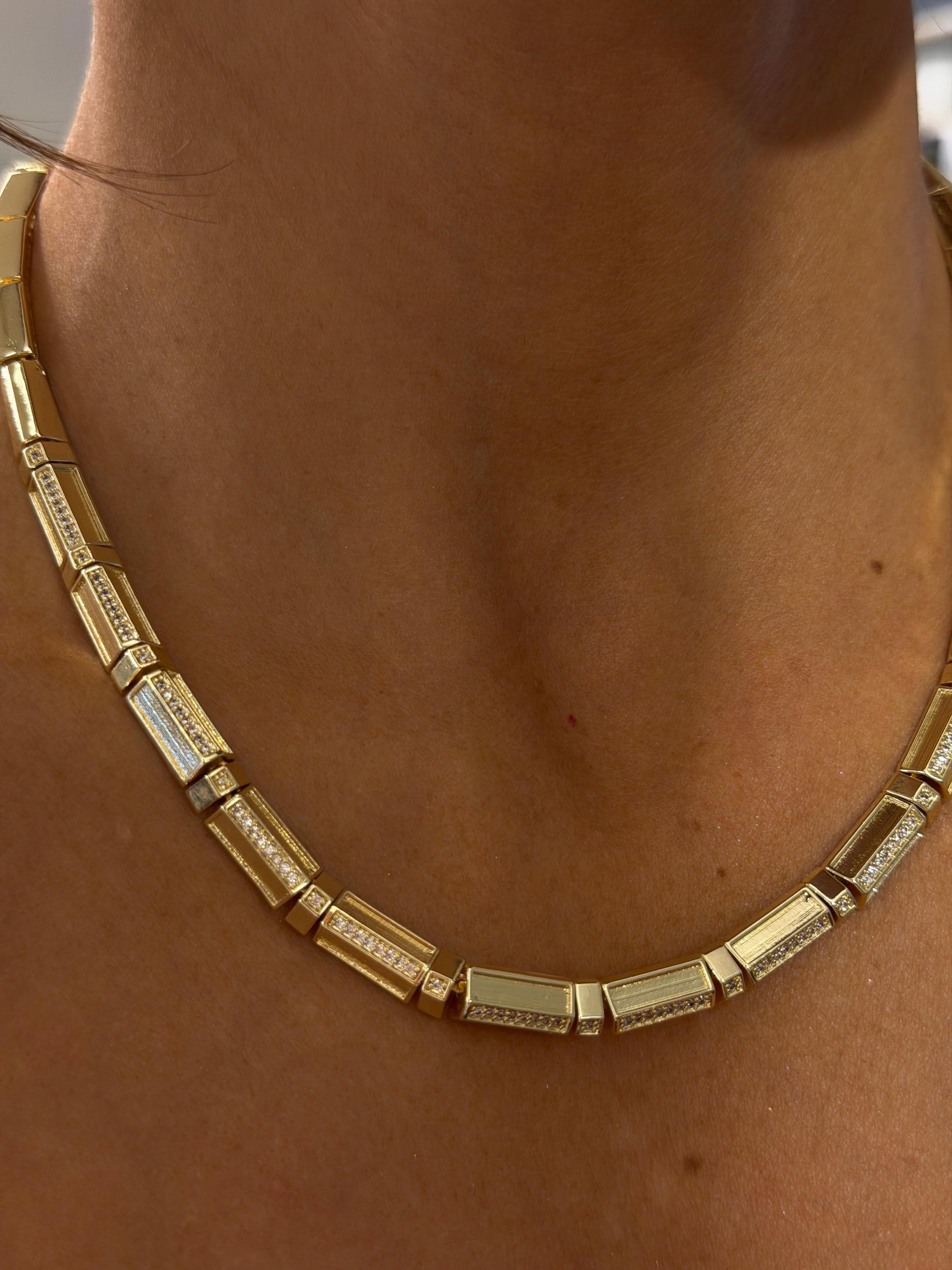 Piramit Model Gold Minik Taşlı Kolye
