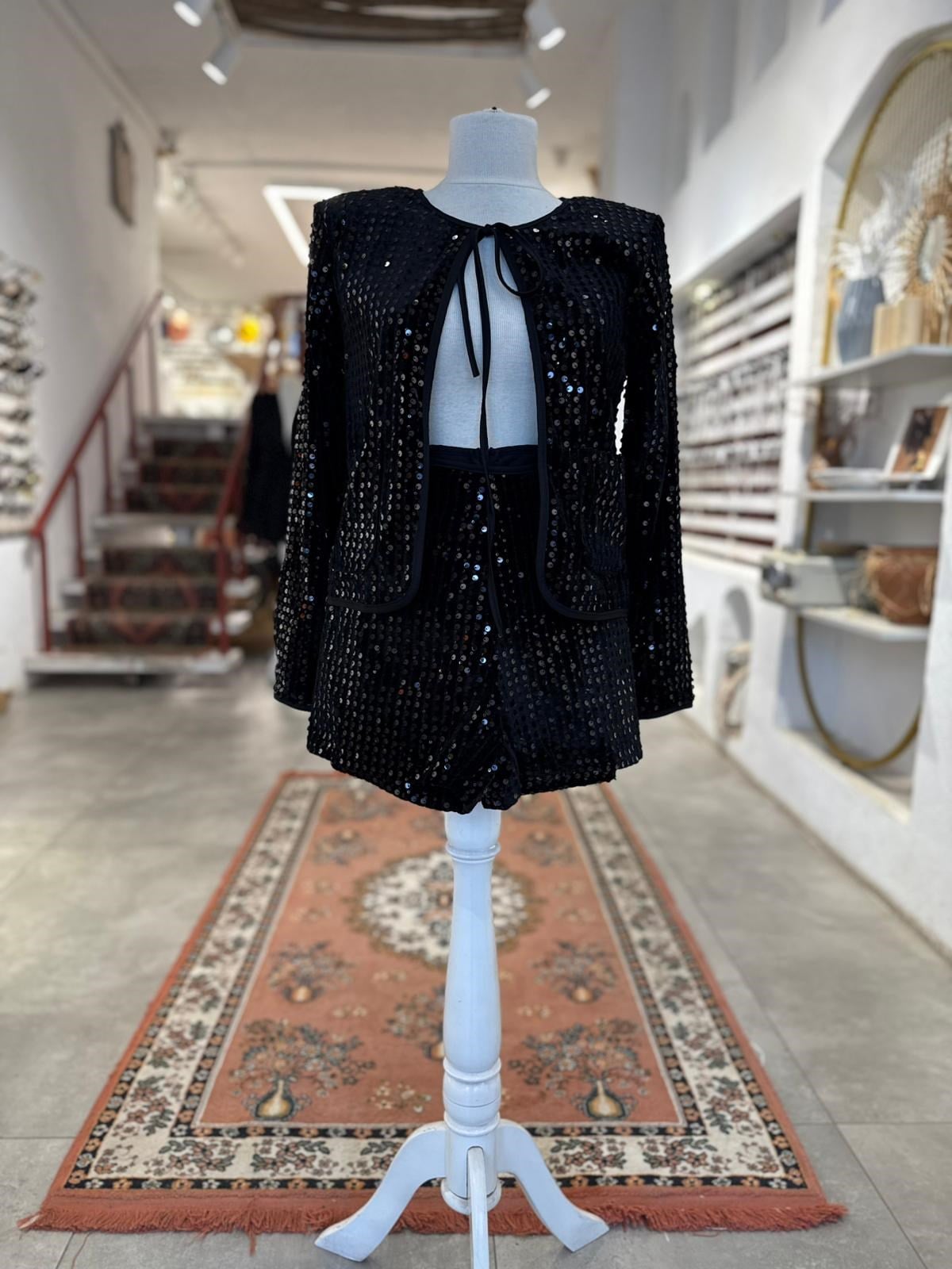 Pullu Siyah Şortlu Takım