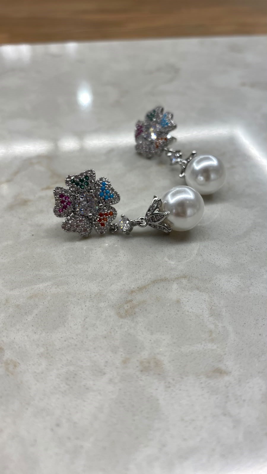 Renkli Taşlı İnci Detaylı Silver Çiçek Küpe
