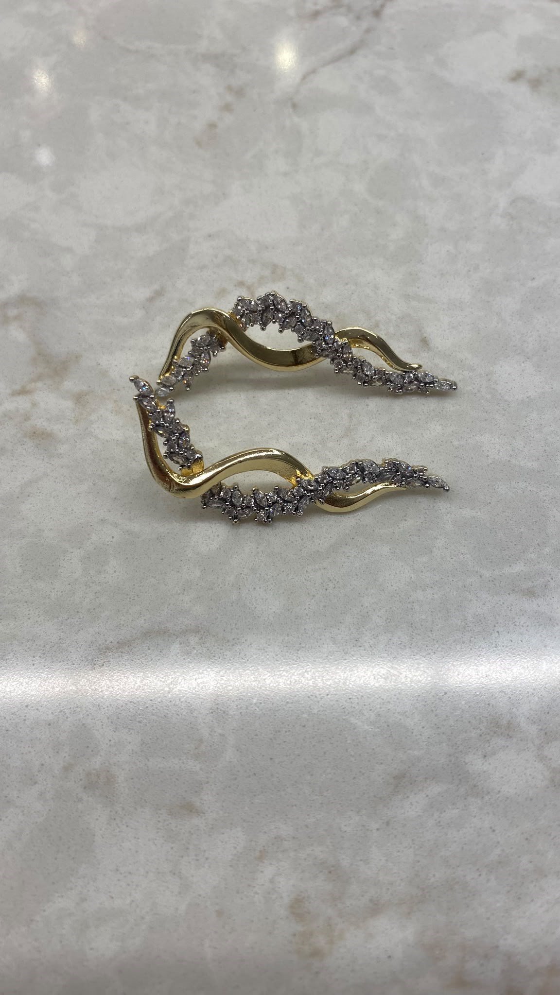 Sarmaşık Taşlı Gold Küpe