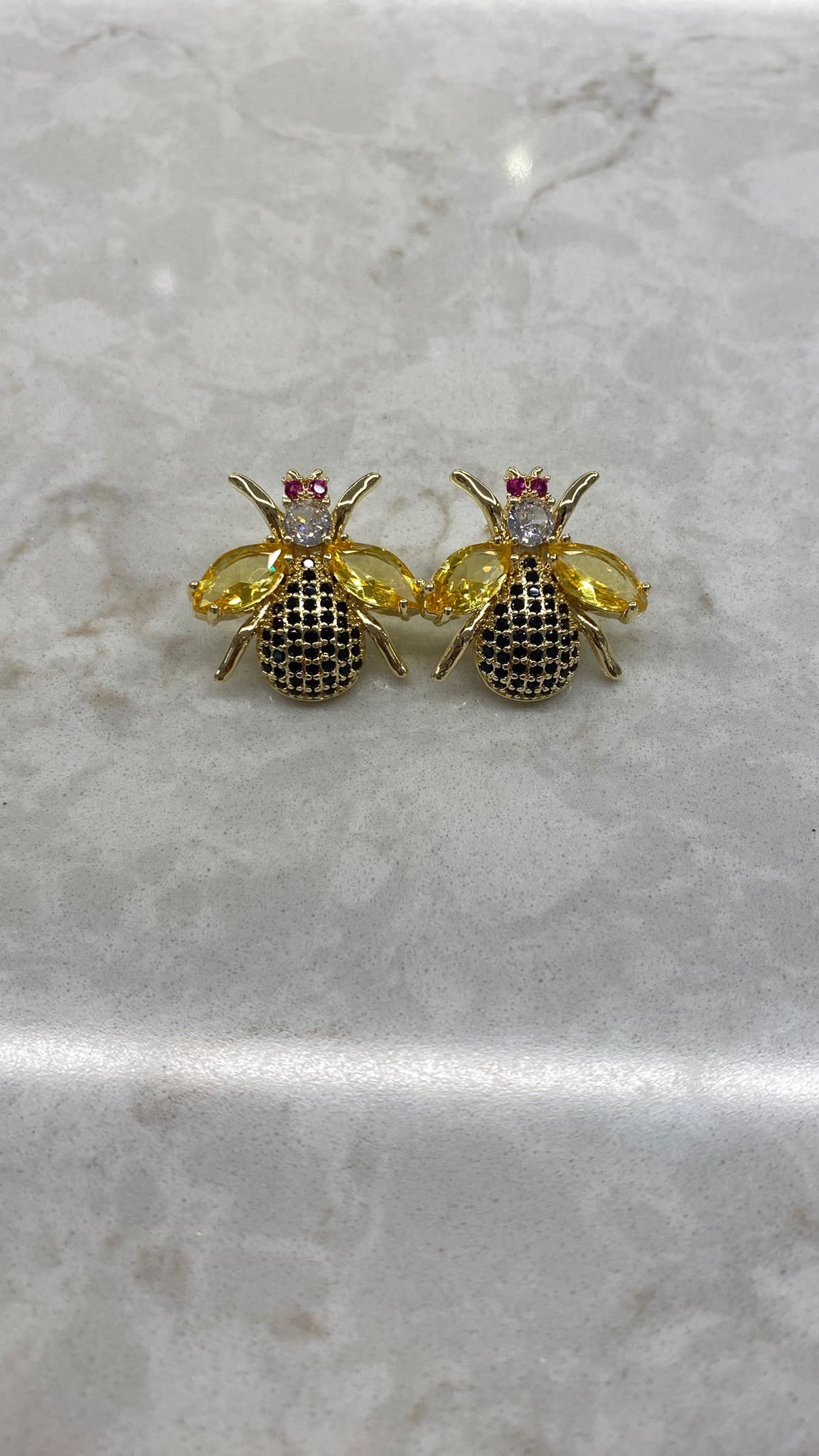 Siyah Taşlı Arı Küpe