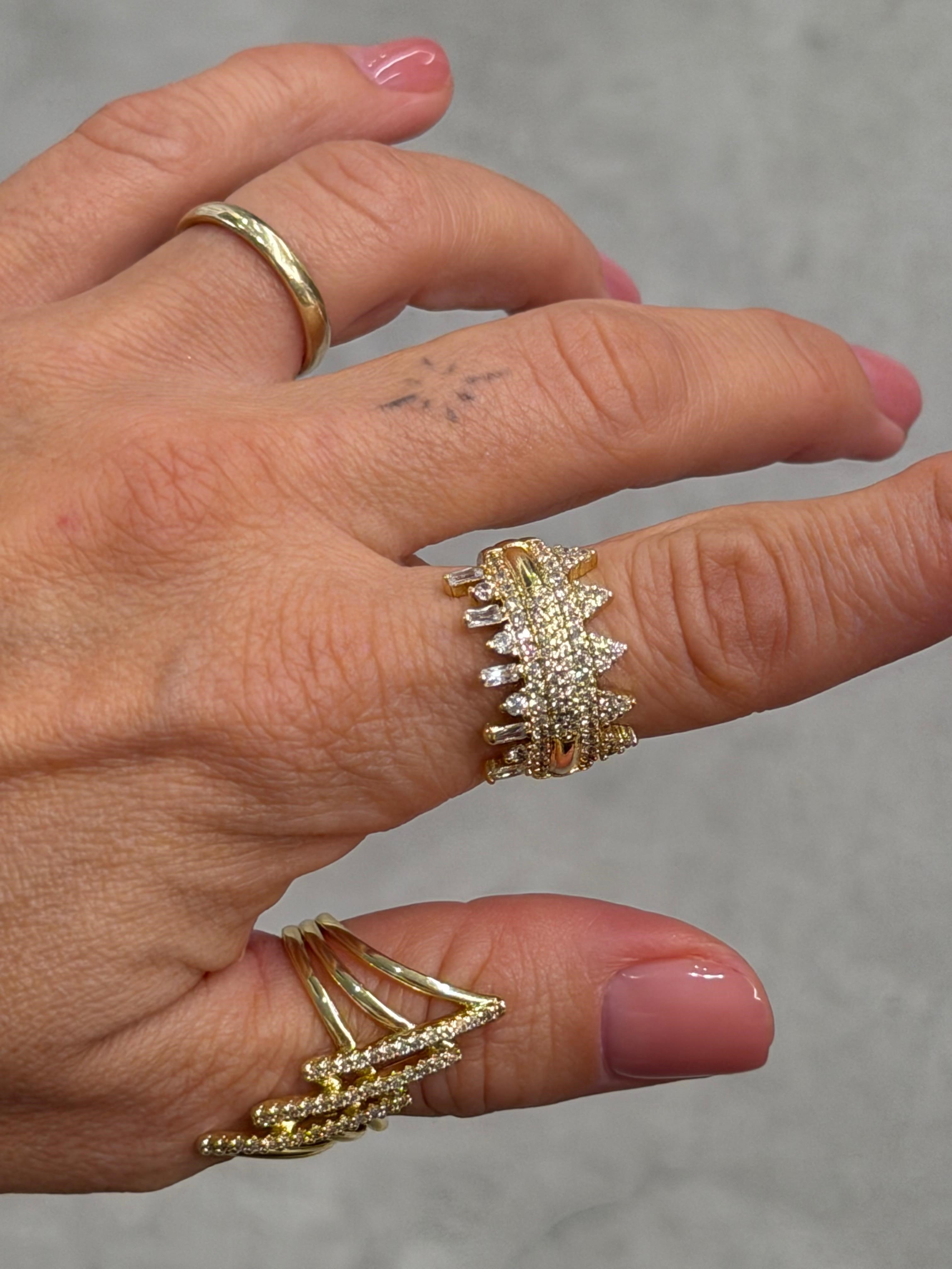 Üçgen Detaylı Zircon Taş Kalın Şık Yüzük