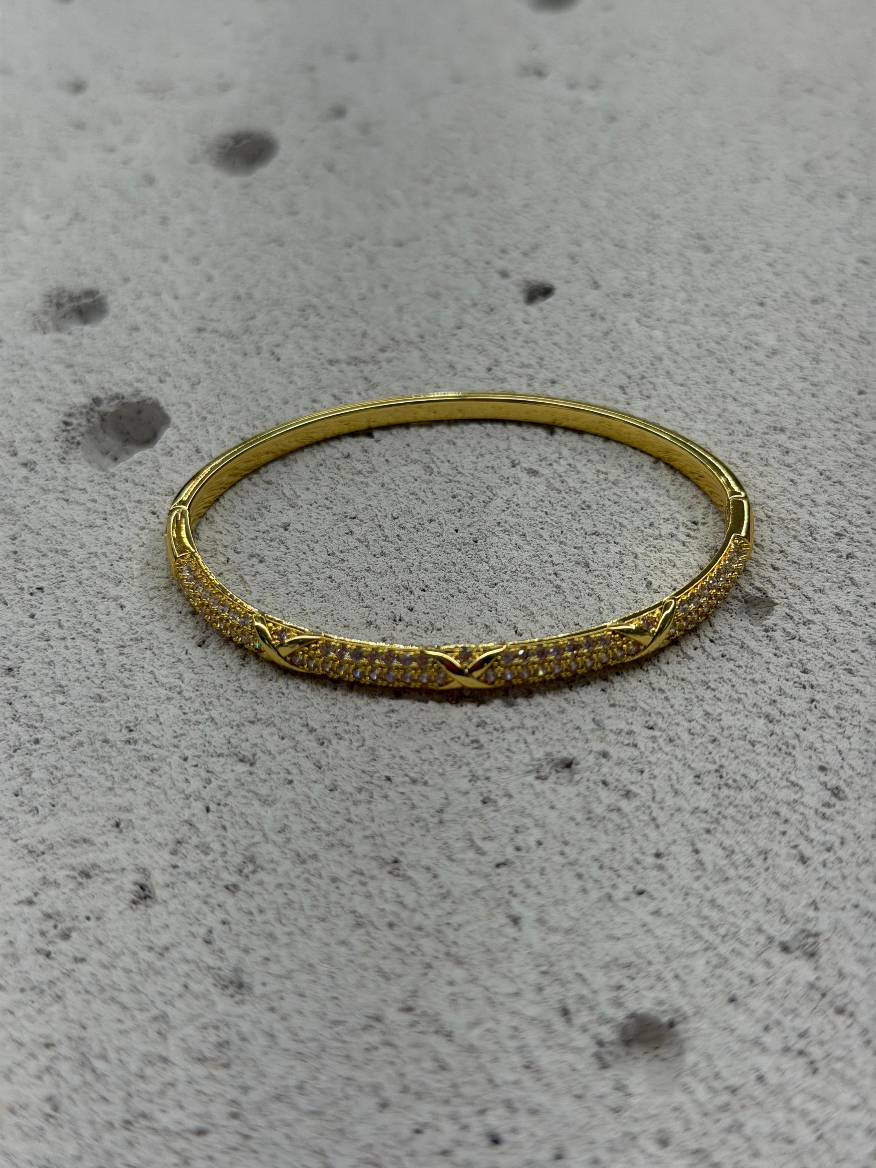 X Model Taşlı Oval Bileklik