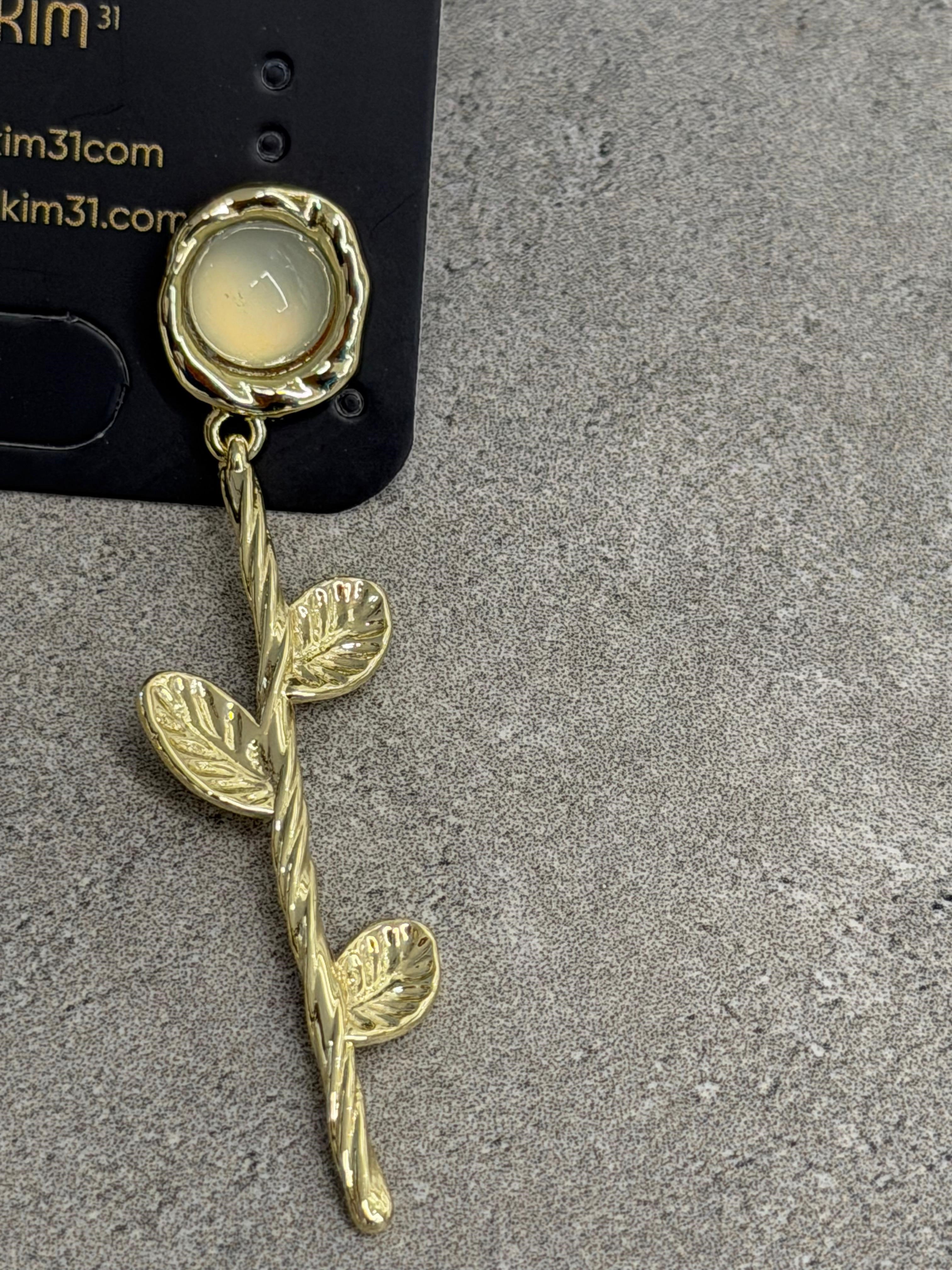 Yaprak Detaylı Gold Küpe 