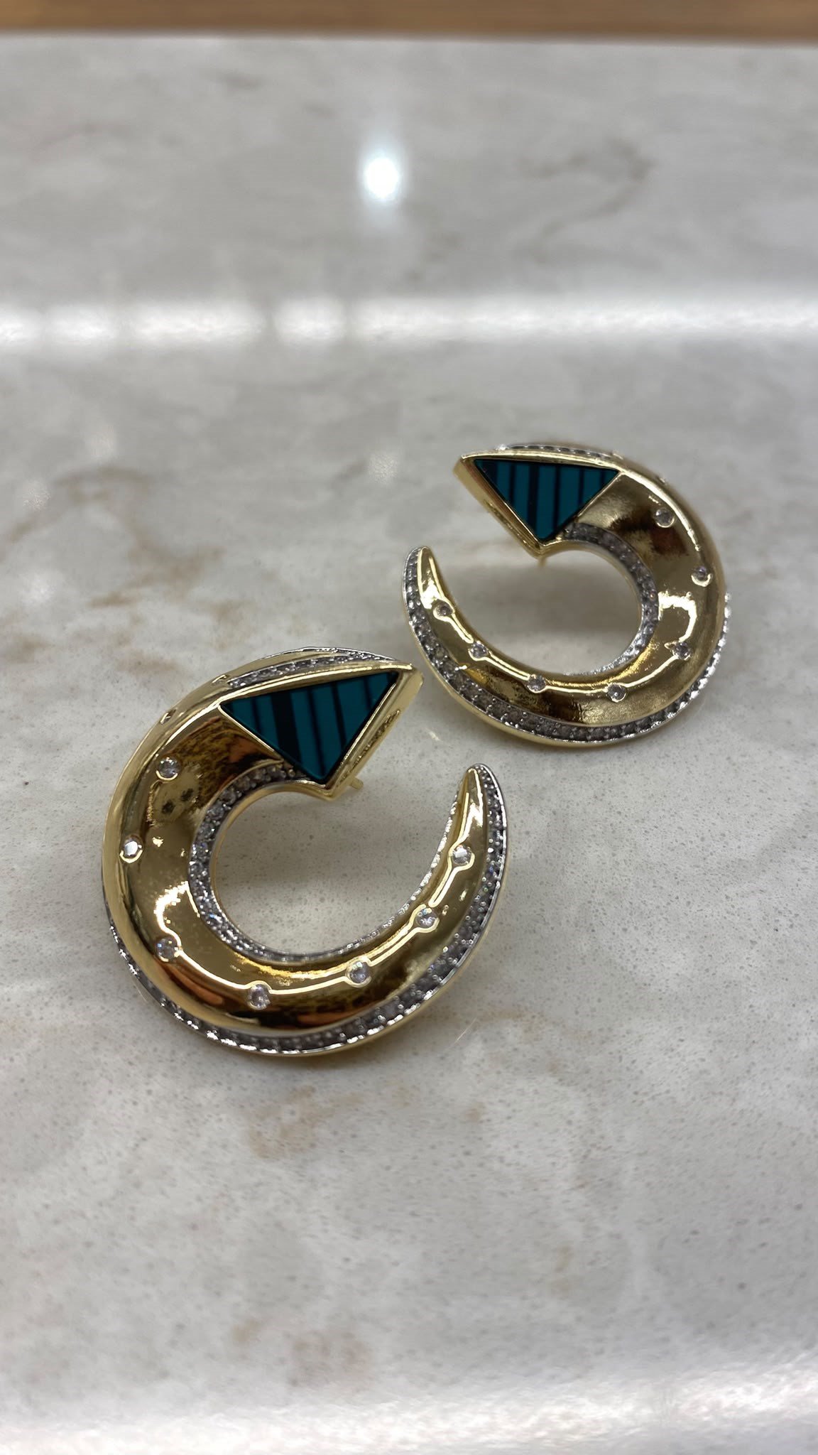 Yeşil Detaylı Taşlı Gold Küpe