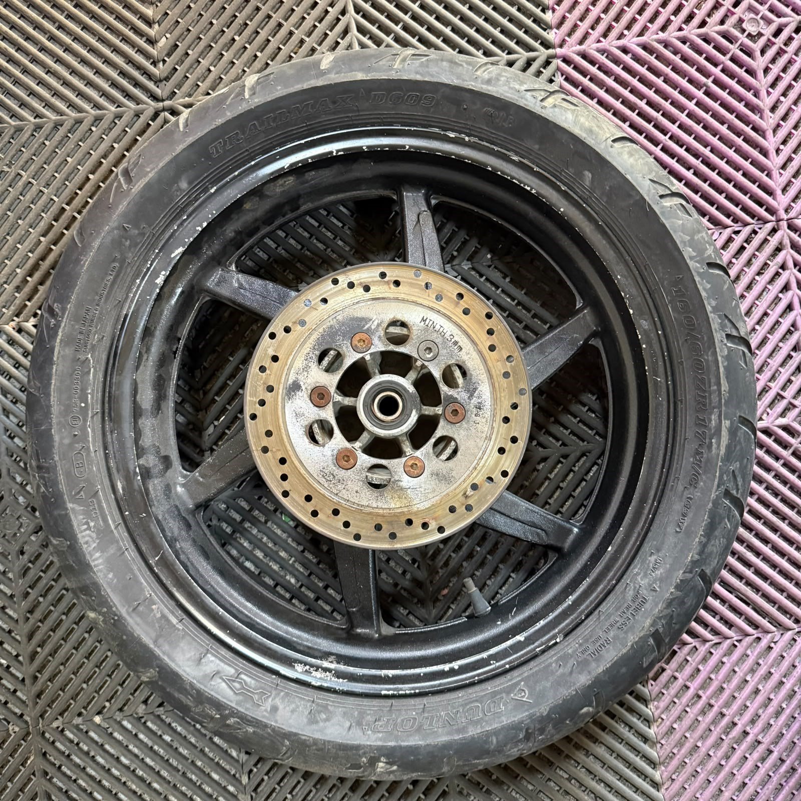 HYSONG GT 250 ARKA JANT LASTİK ÇIKMA