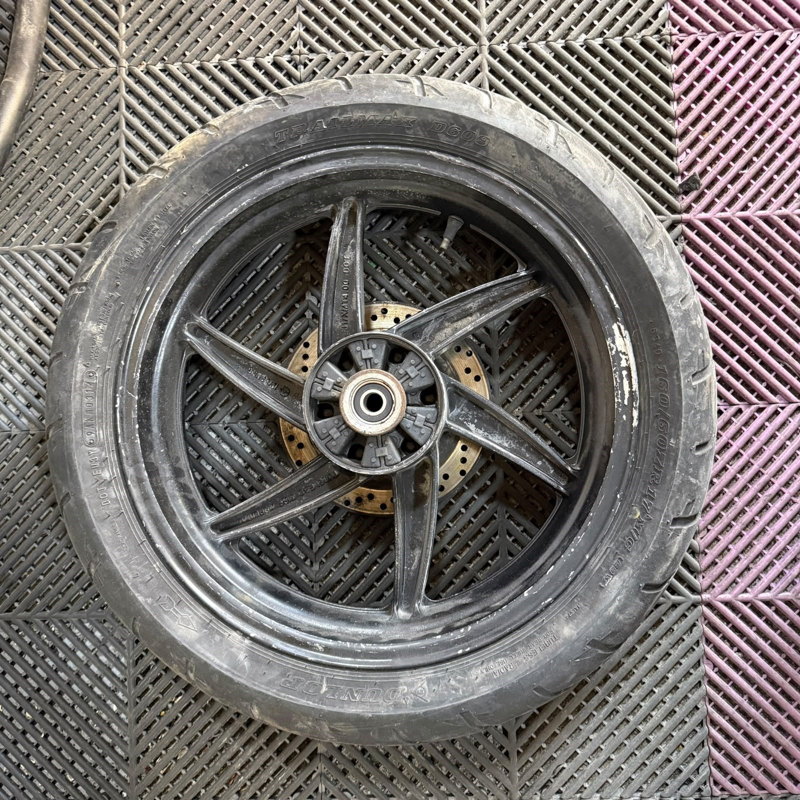 HYSONG GT 250 ARKA JANT LASTİK ÇIKMA