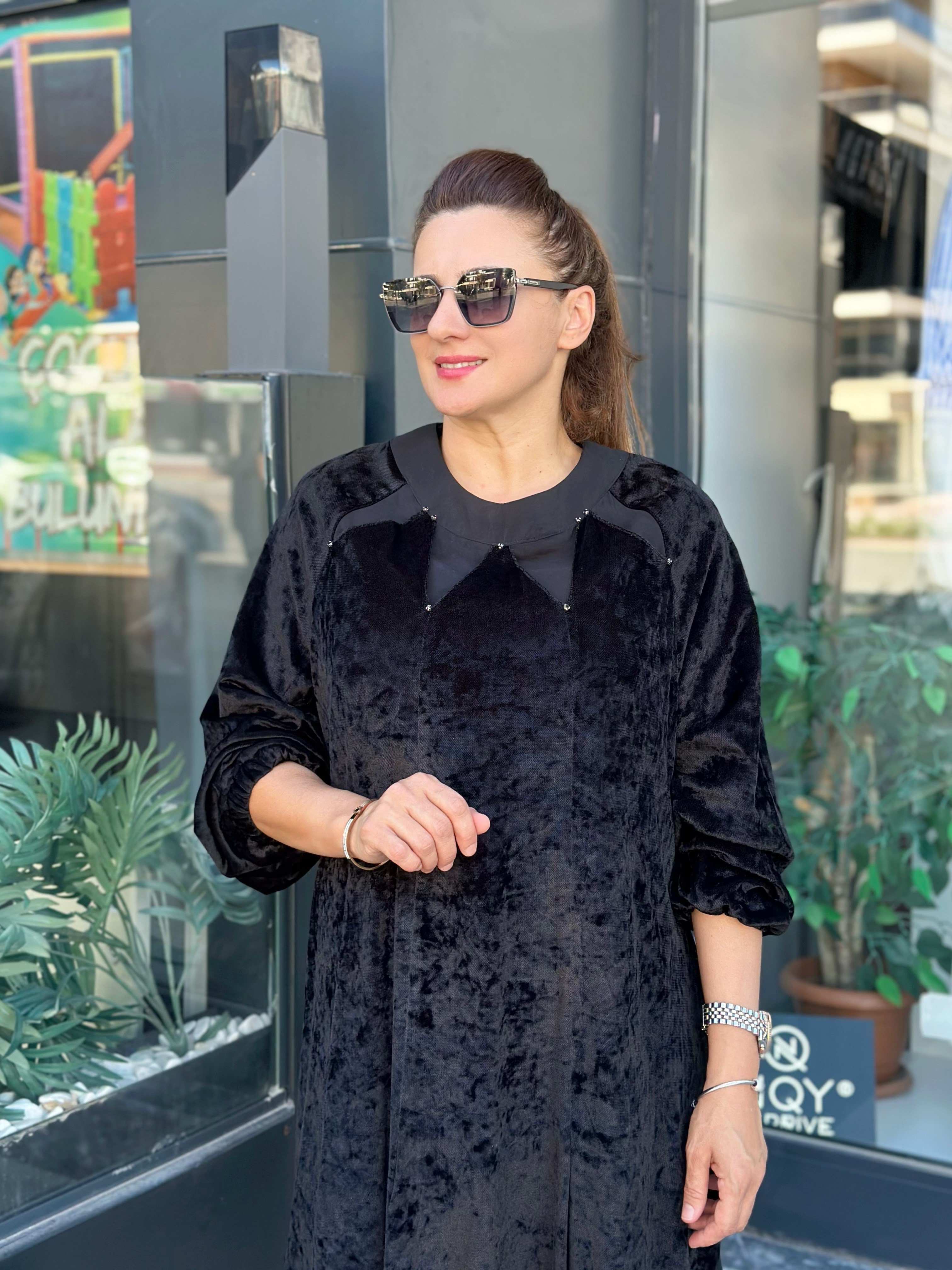 ÇİFT KATLI YAKASI TAŞ AKSESUARLI KADİFE DETAYLI MOSS ELBİSE