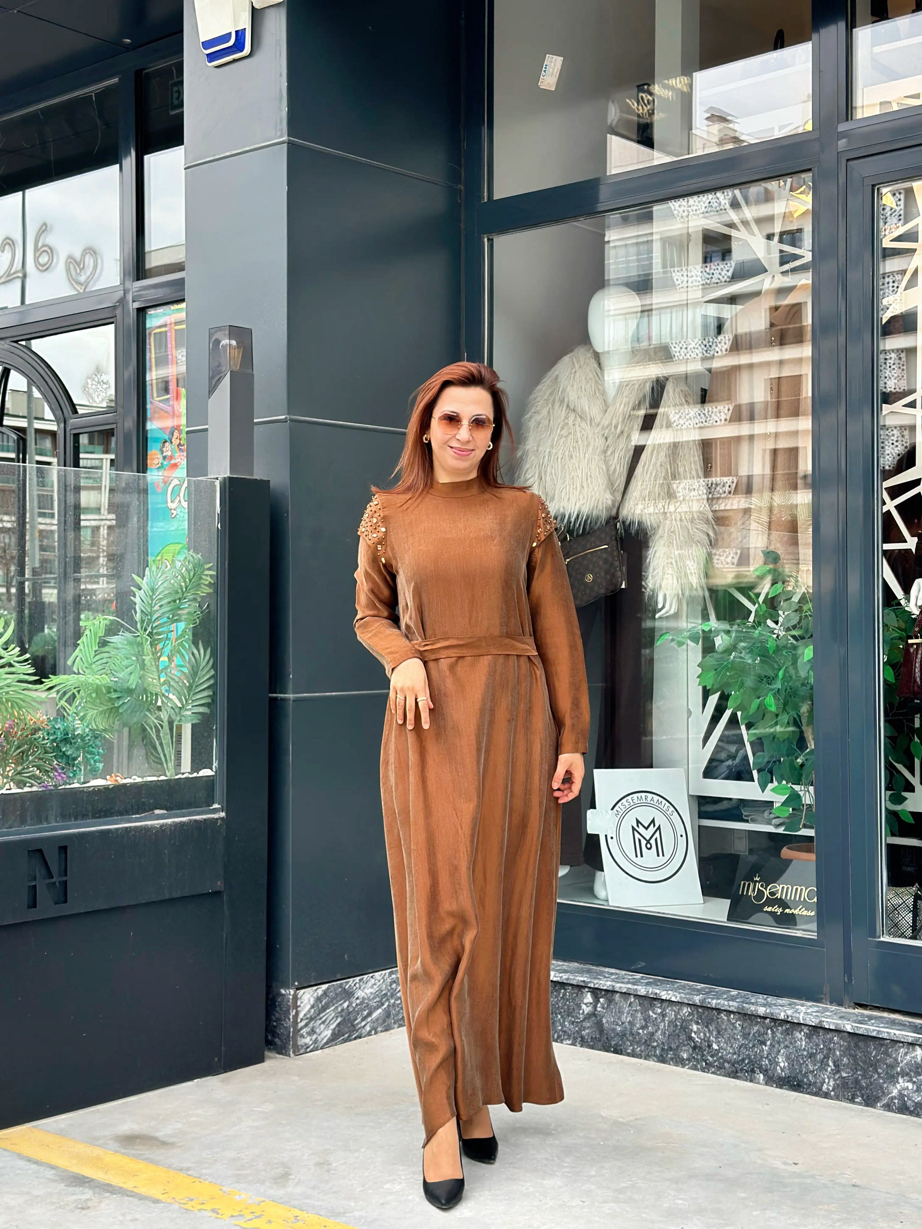 Qupra Omuz Taş Detaylı Qupra Elbise Kahverengi
