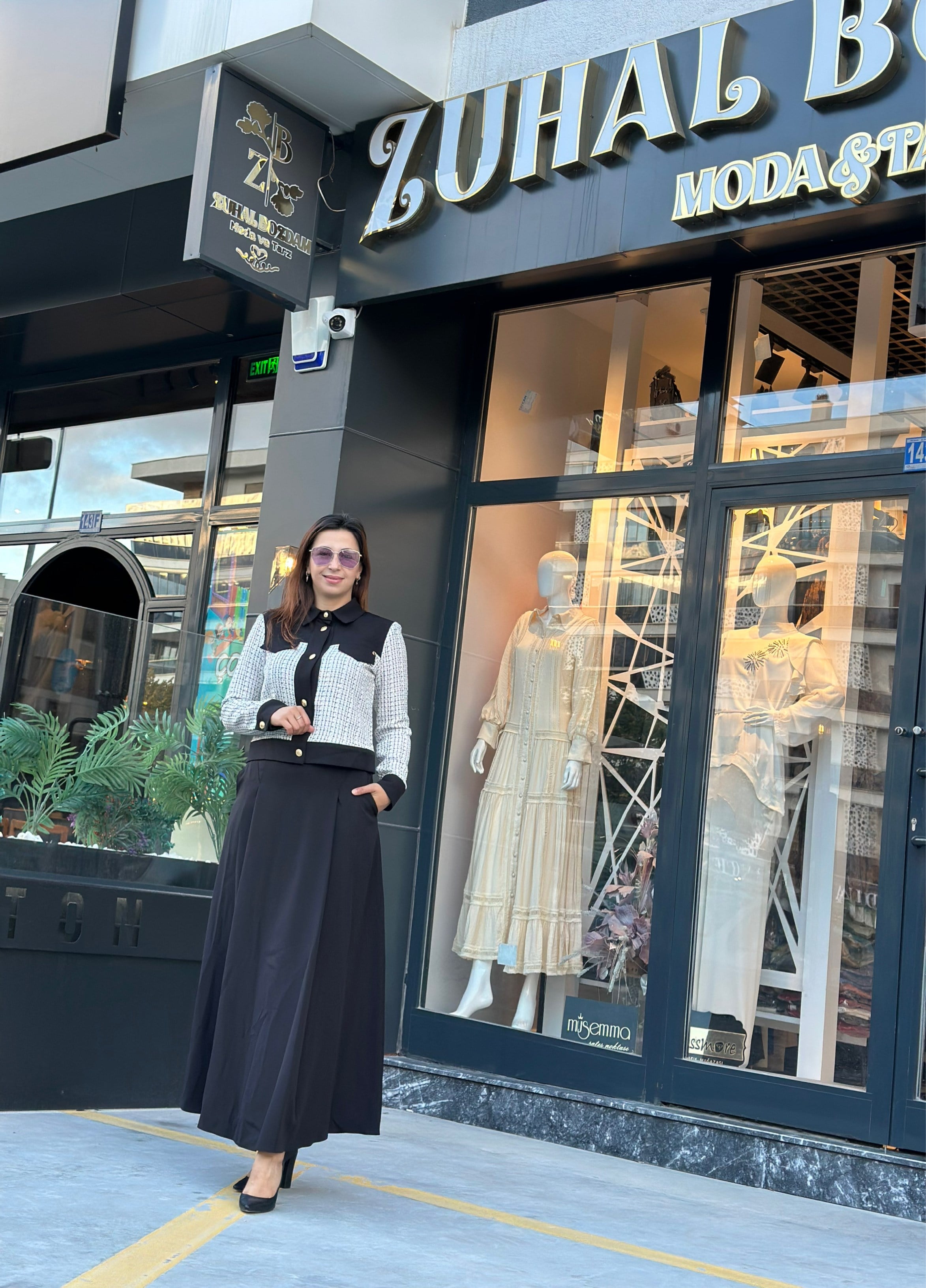 Tüvit Beyaz Ceket Pileli Etekli İkili Takım Siyah-Ekru