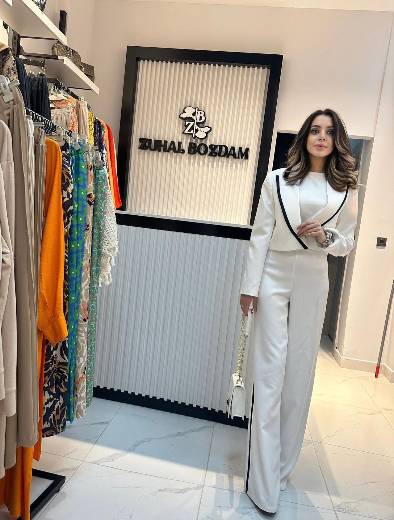 Yakada Kontrastlı Kısa Ceketli Blazer Takım Ekru