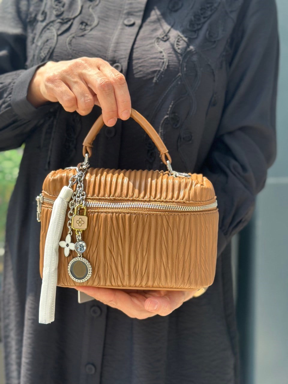 Yandan Charm Detaylı Taba Çanta 
