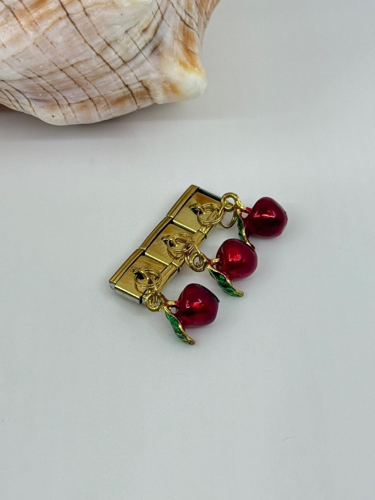 Nomi  Charm