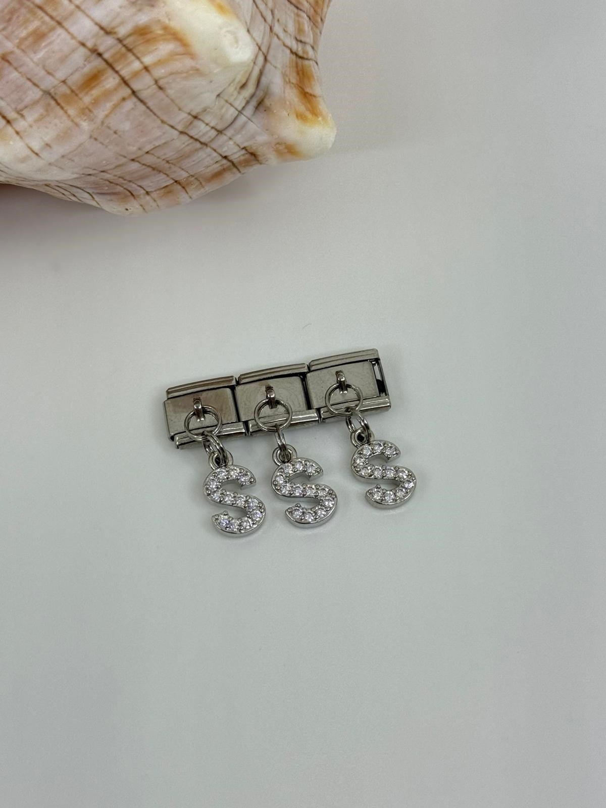 Nomi charm