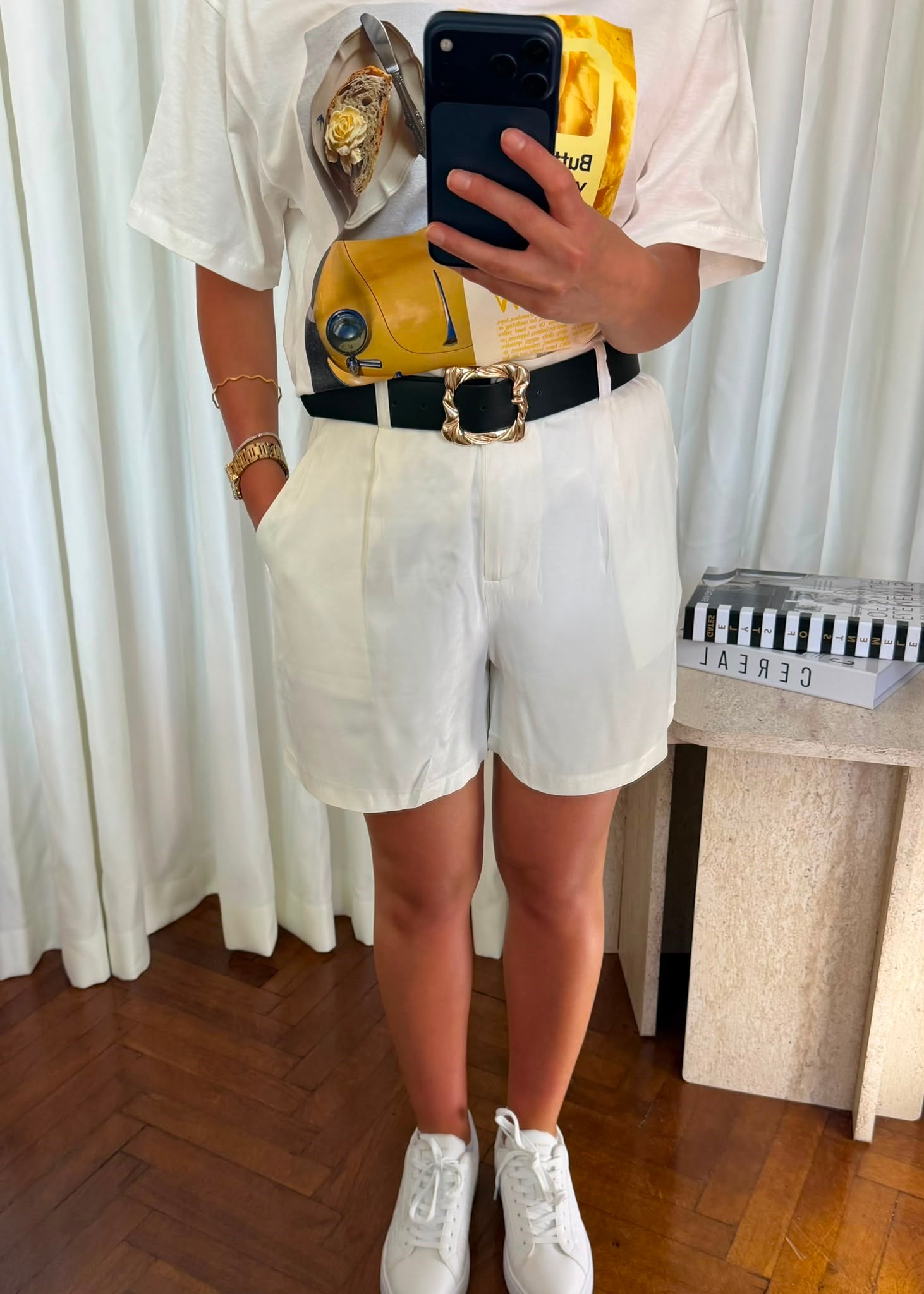 Kemer Detaylı Beyaz Pileli Şort