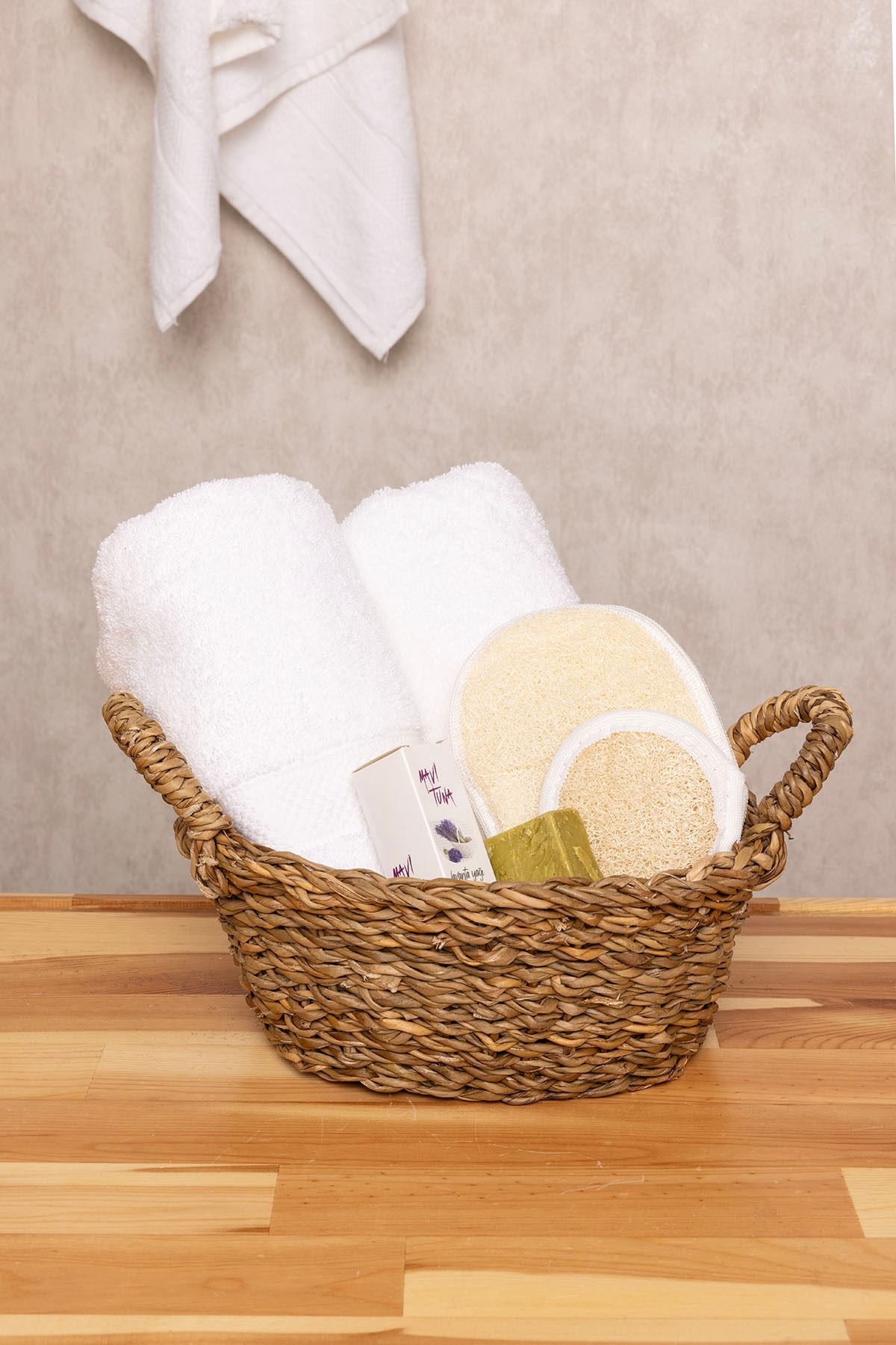 Doğal Banyo & SPA Seti (Hediye Sepeti) (Havlu, Defne Sabunu, Lavanta Yağı, Kese, Sepet)