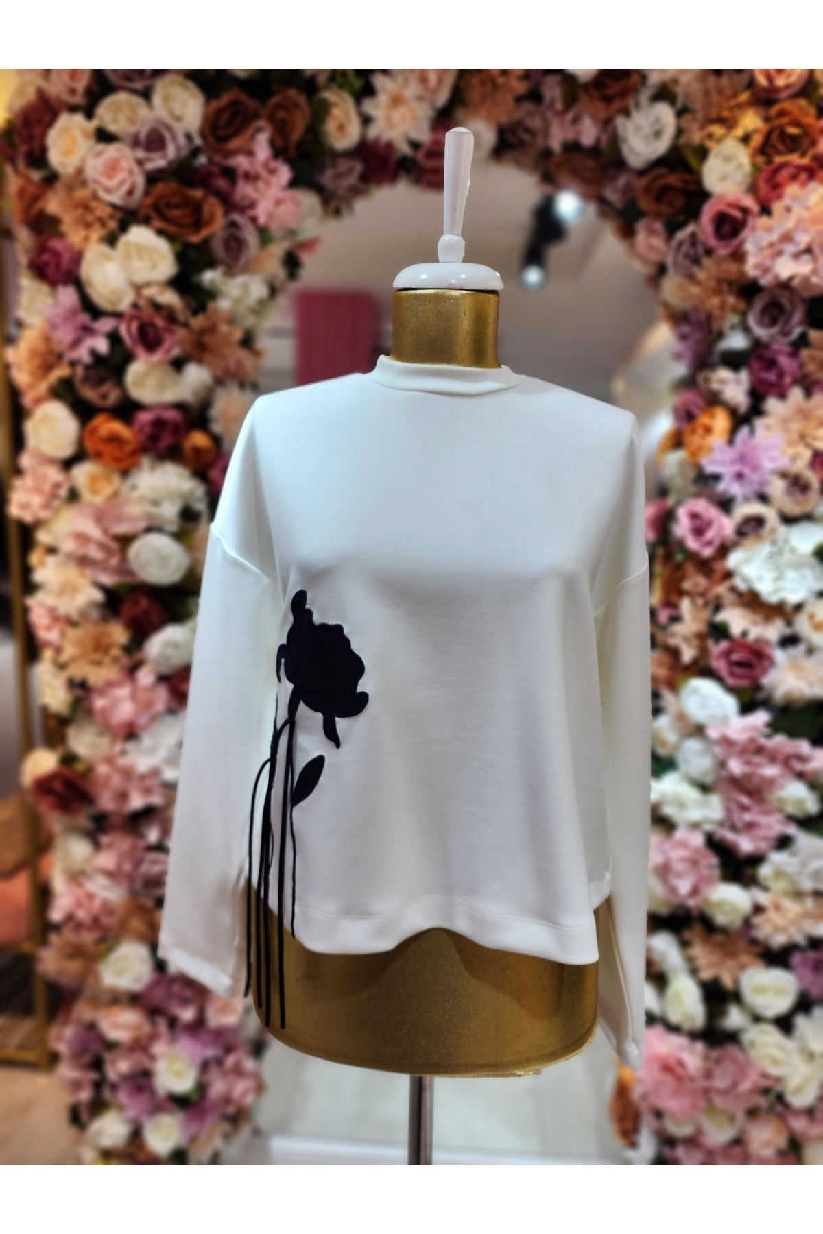 kadın ekru lacivert çiçek detaylı sweatshirt