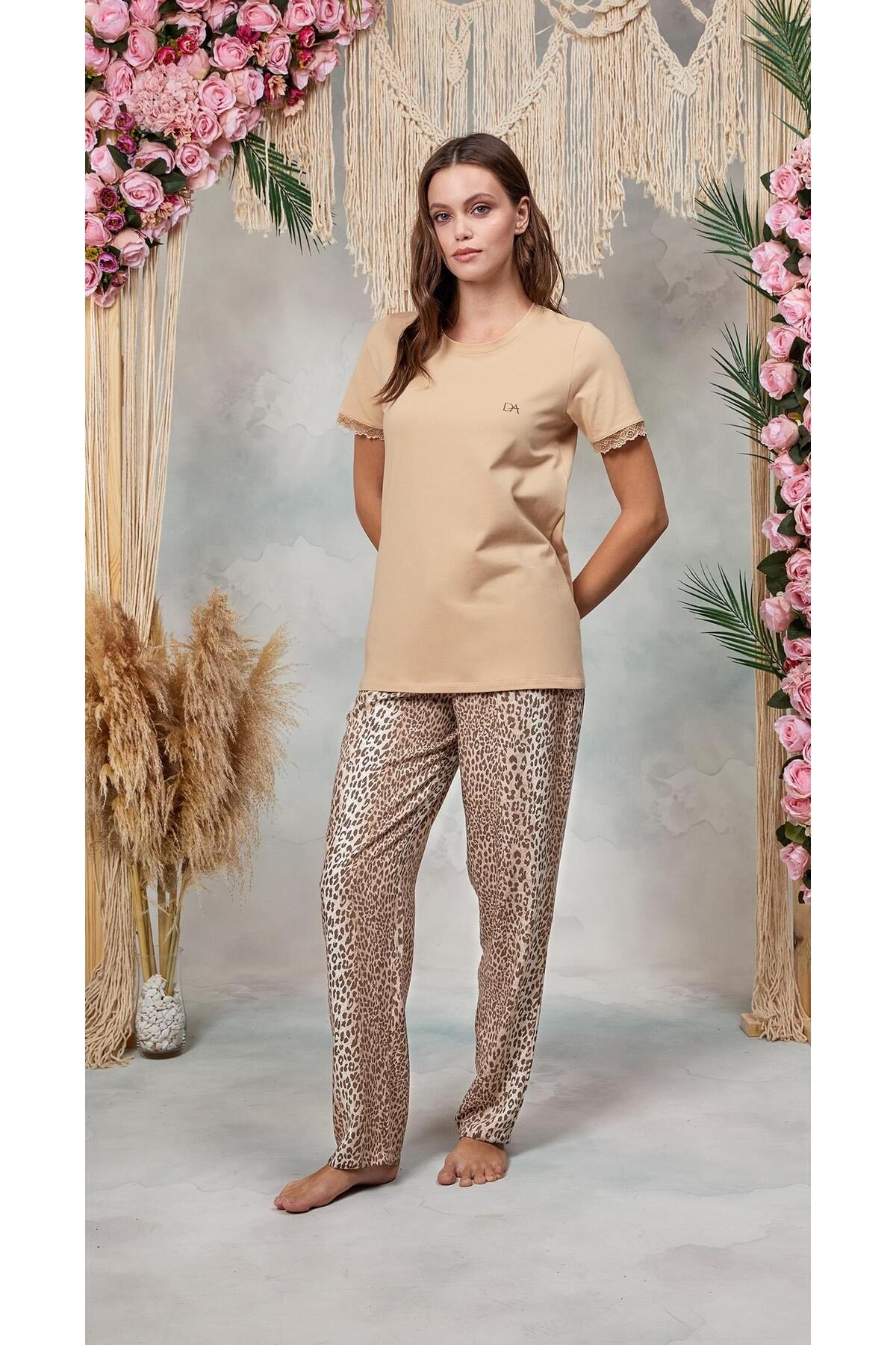 Kadın Pudra Leopar Desenli Dantel Detaylı T-Shirt Pijama Takımı 25Y4062