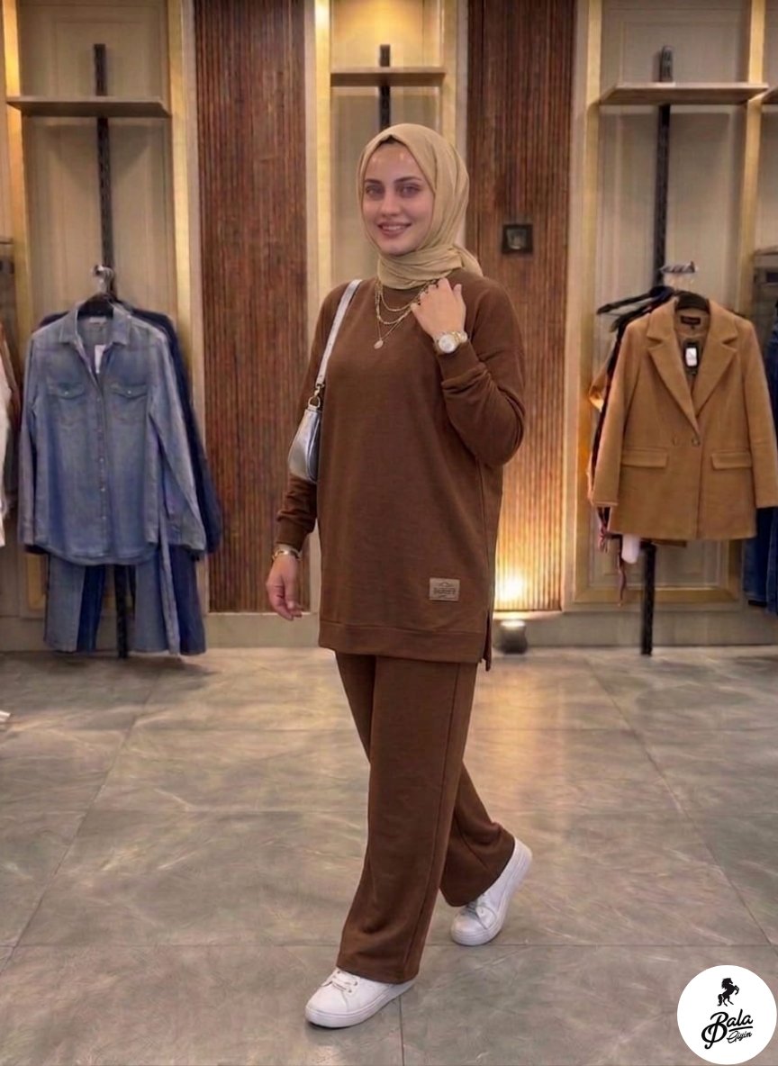 TakımlarBala GiyimBala GiyimBisiklet Yaka Armalı Yırtmaçlı Alt-Üst Takım B1004-Kahverengi