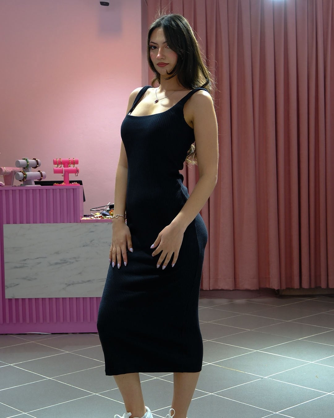 Siyah Askılı Elbise