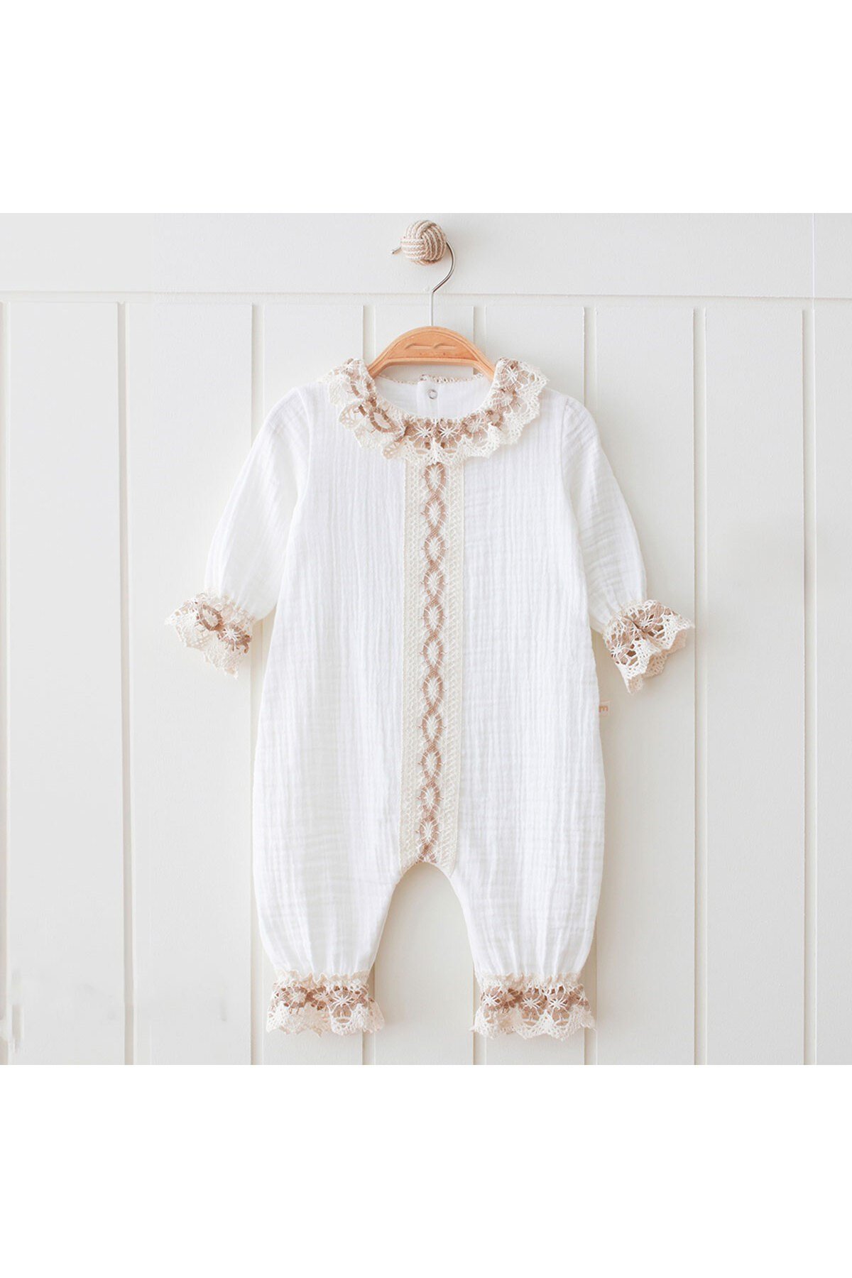 kiz-bebek-muslin-dantel-yaka-tulum-ebe-2b.jpg