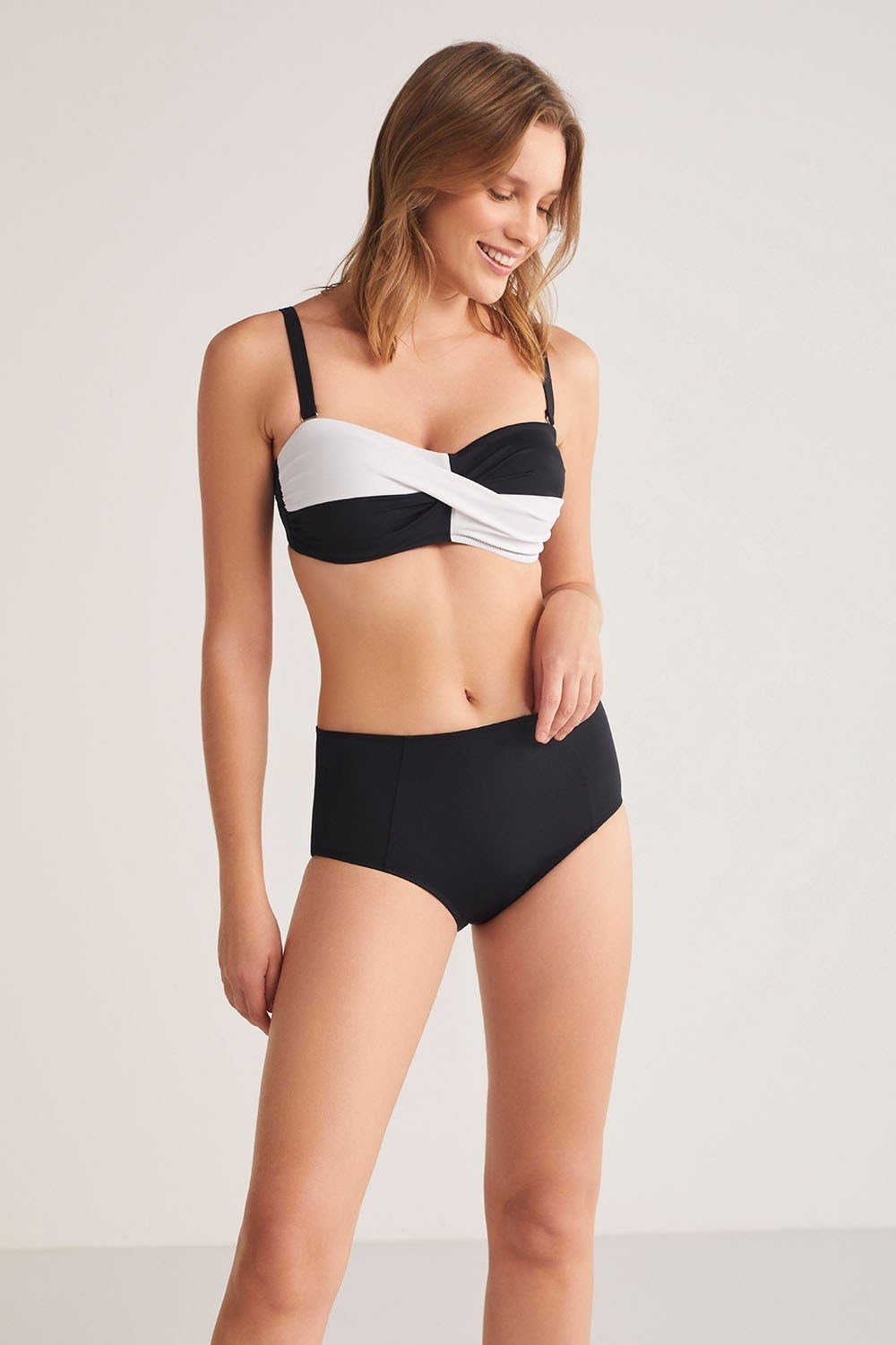 Kom Nino Siyah-Beyaz Kaplı Straplez Toparlayıcı Bikini Siyah