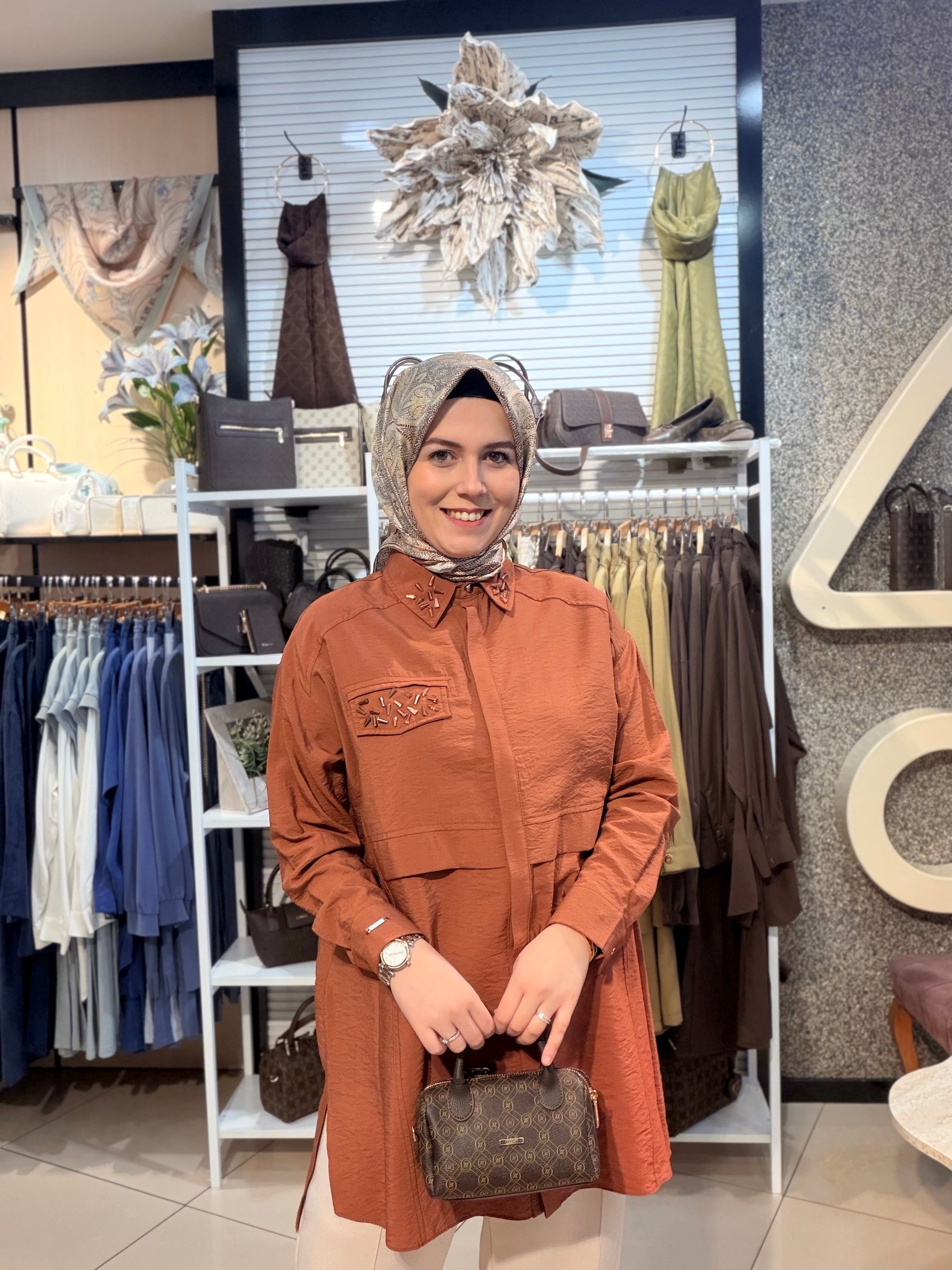 MOODBASIC YAKASI VE CEBİ TAŞLI GÖMLEK