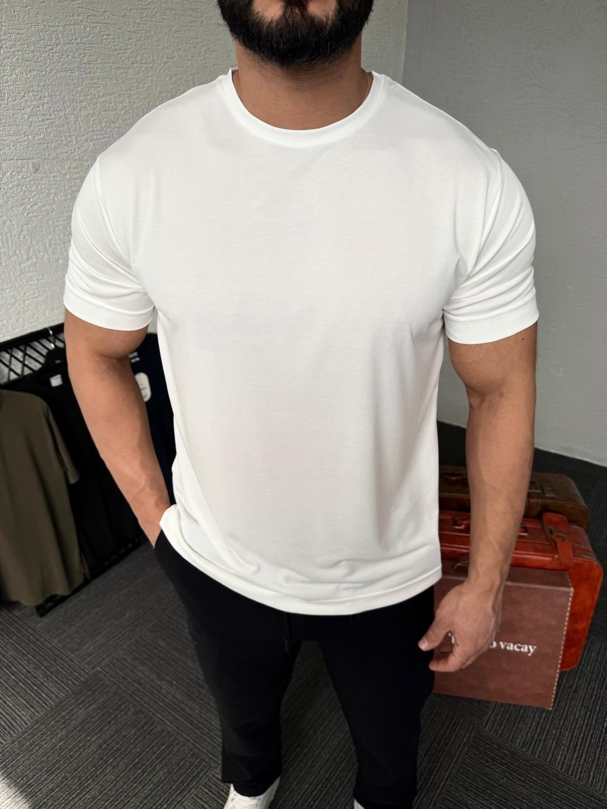 Beyaz Yırtmaç Detay Basic Tişört