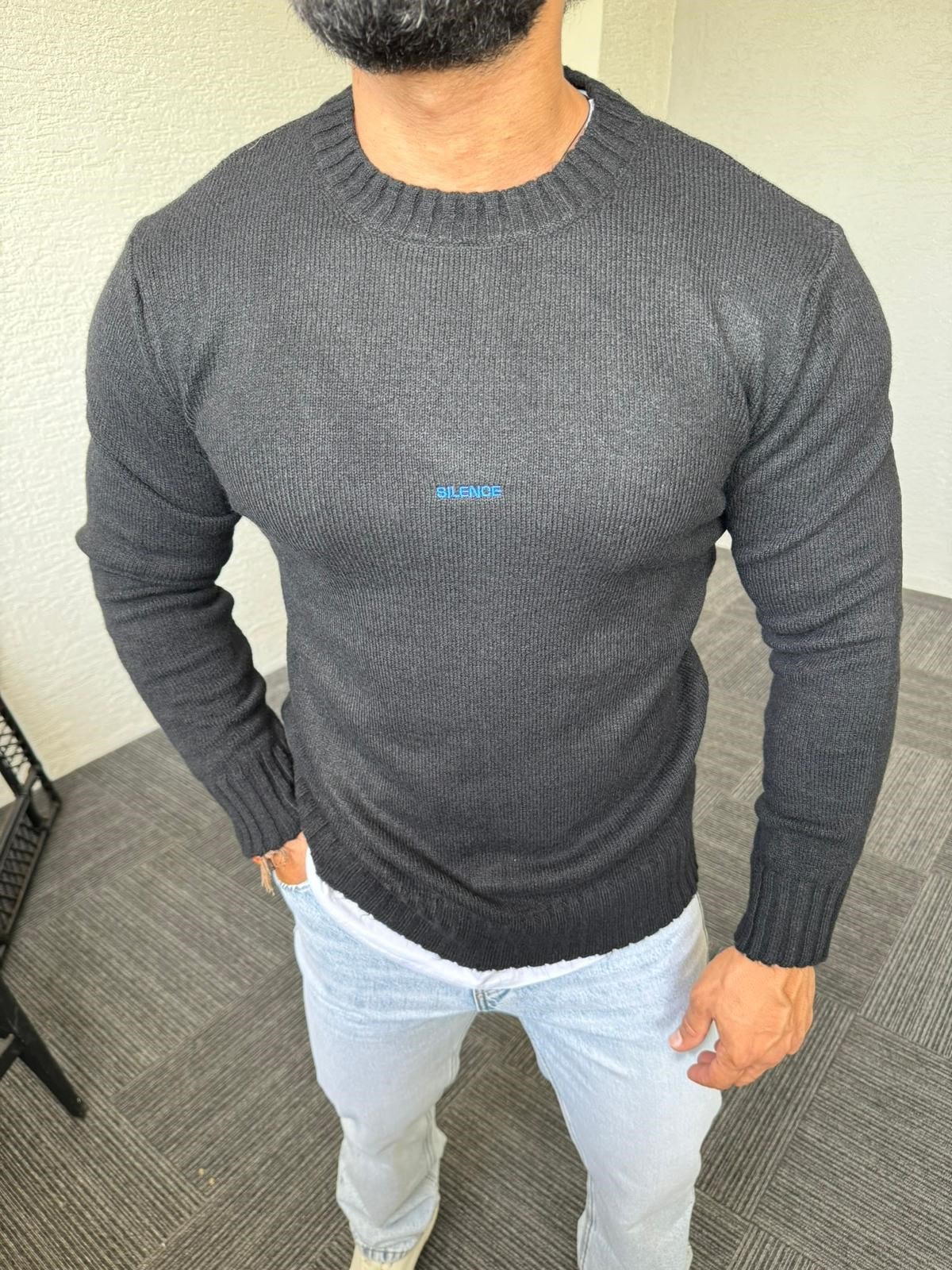 Siyah Nakış Baskılı Kazak