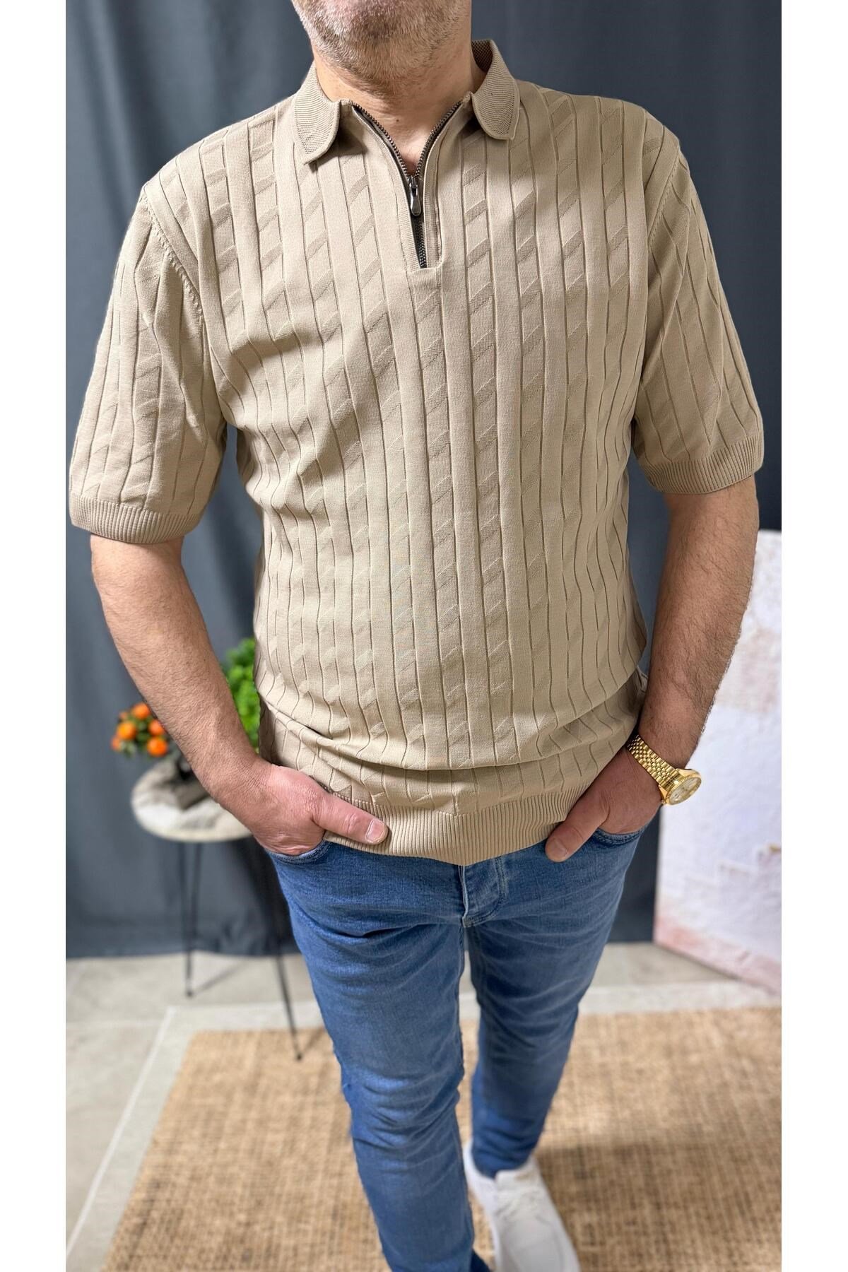 FERMUARLI POLO YAKA, BELİ LASTİKLİ , KENDİNDEN DETAYLI TİŞÖRT