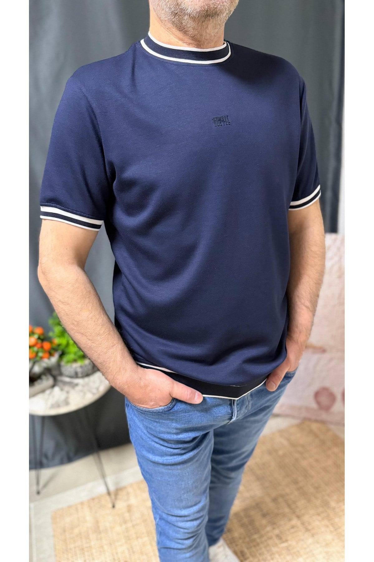 HUMBLE / HUSTLE , BISIKLET YAKA, BELİ VE KOLU DETAYLI, FIT KESIM TIŞÖRT