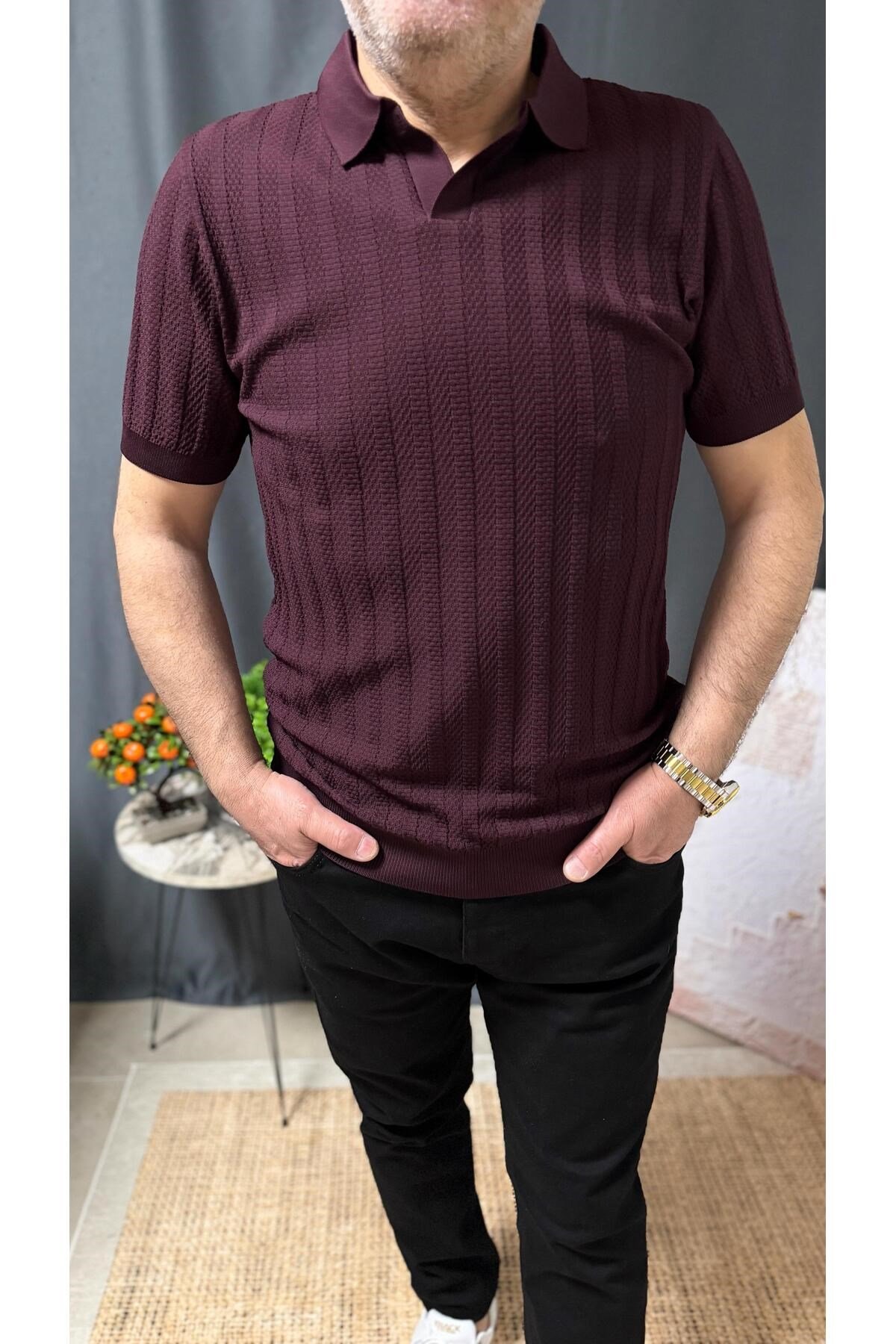 POLO YAKA KENDİNDEN DETAYLI, KOLU VE BELİ LASLİKLİ TİŞÖRT