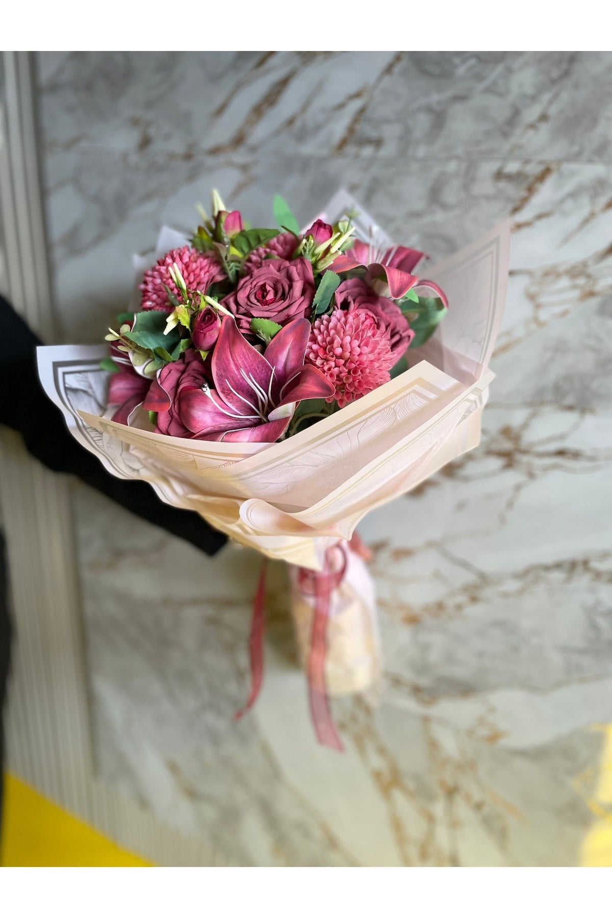 Premium Yapay Çiçek Buketi – Pembe Gül ve Lilyum Aranjmanı – Dekoratif Solmayan Çiçek Buketi
