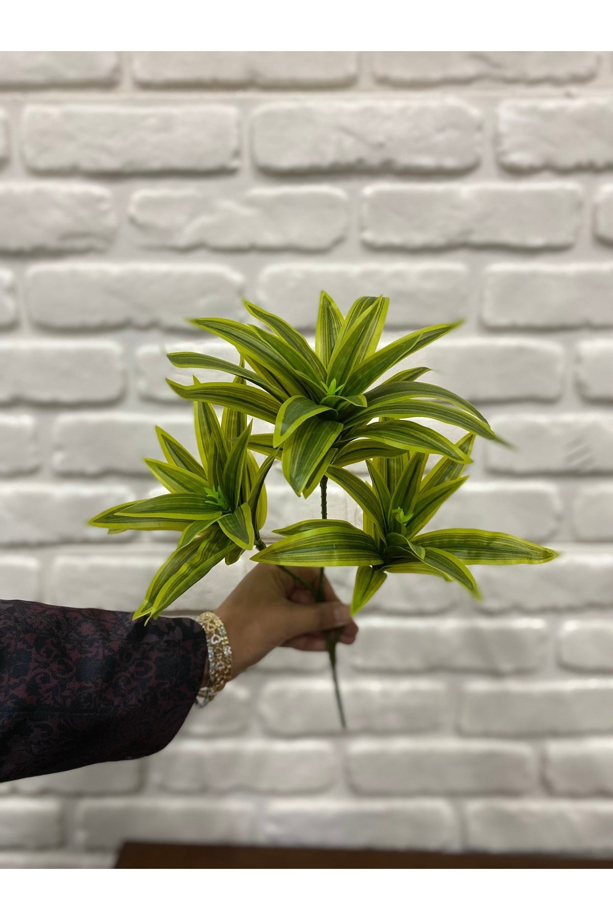 Yapay Yeşil Dracaena Dalı – Dekoratif Yapay Bitki – 3 Dallı